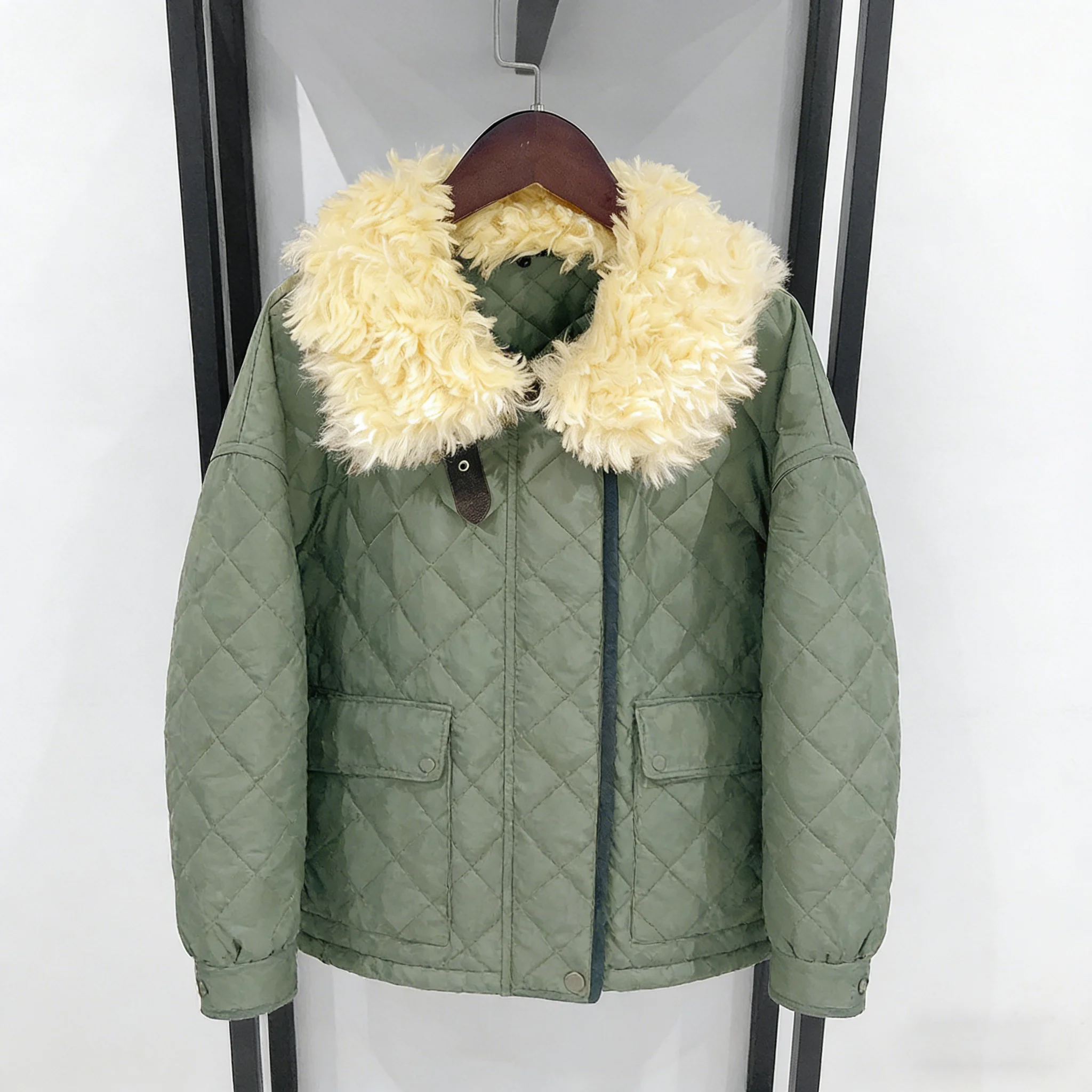 เสื้อแจ็คเก็ตแขนยาวสีเขียวสำหรับฤดูใบไม้ร่วง/ฤดูหนาวปี 2026  ปกขนสัตว์ถอดออกได้  ลายปะติดปะต่อแบบควิลท์ลายเพชร  ทรงหลวม  ผ้าฝ้าย