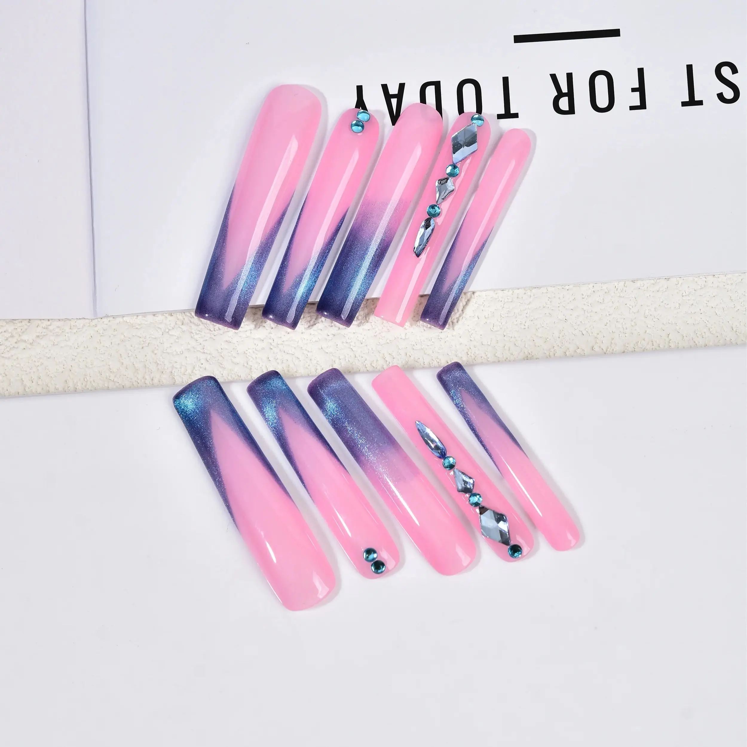 フレンチブルーの猫の目の偽のネイル、超ロング、バレリーンプレス、ラインストーンネイル、パーティーのドラムフィンガーネイル、10個