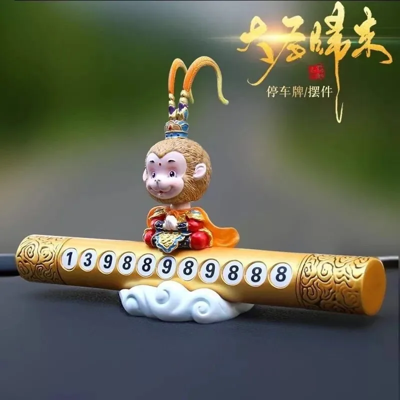 Sun Wukong, the Great Sage, ha spostato momentalmente l'auto, ha lasciato la targa e installato le decorazioni per auto all'interno dell'auto