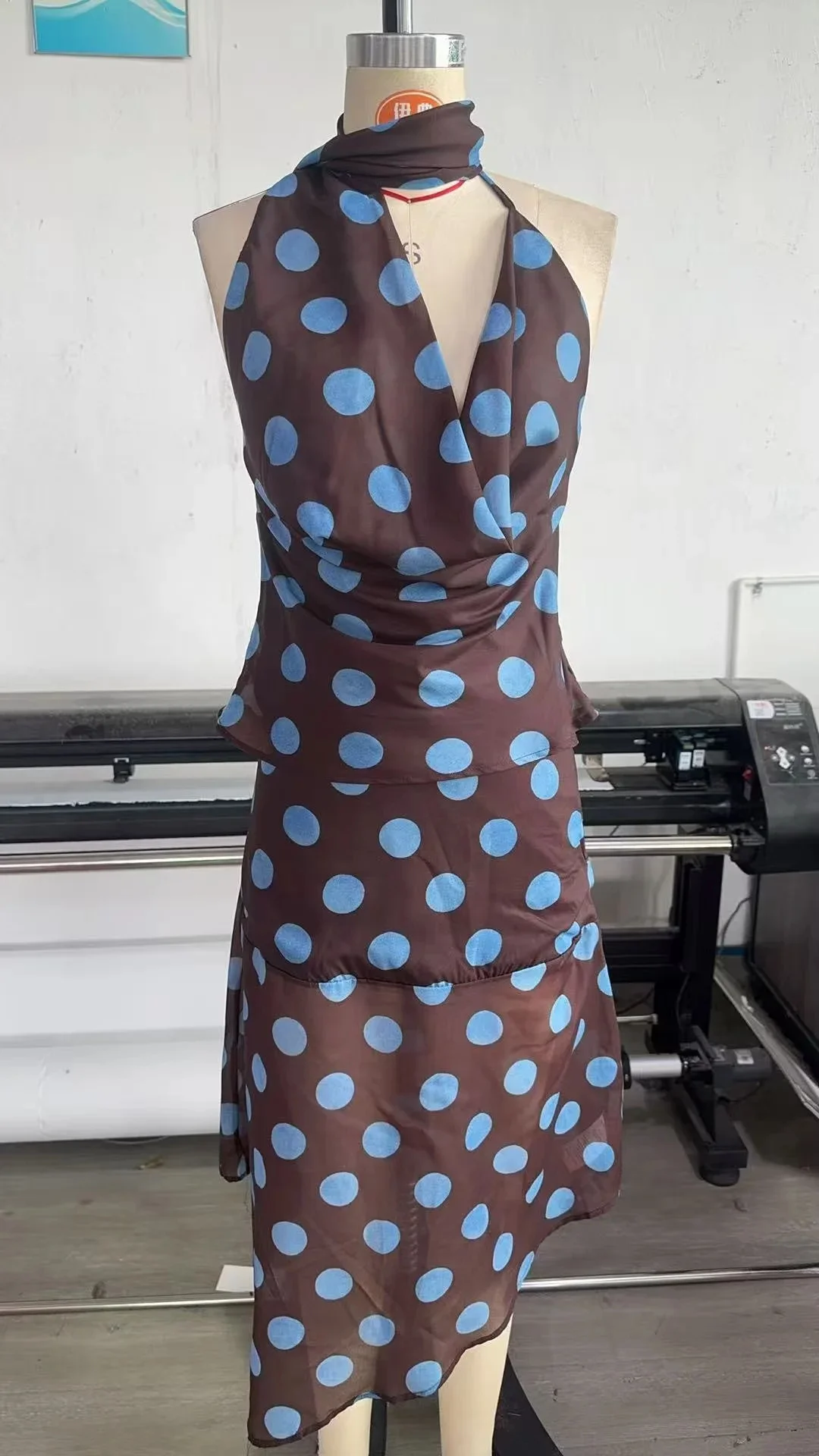 KONDALA 2023, весна-лето, элегантные женские костюмы в горошек, модные топы с открытой спиной и открытыми плечами, шикарные струящиеся женские юбки на молнии