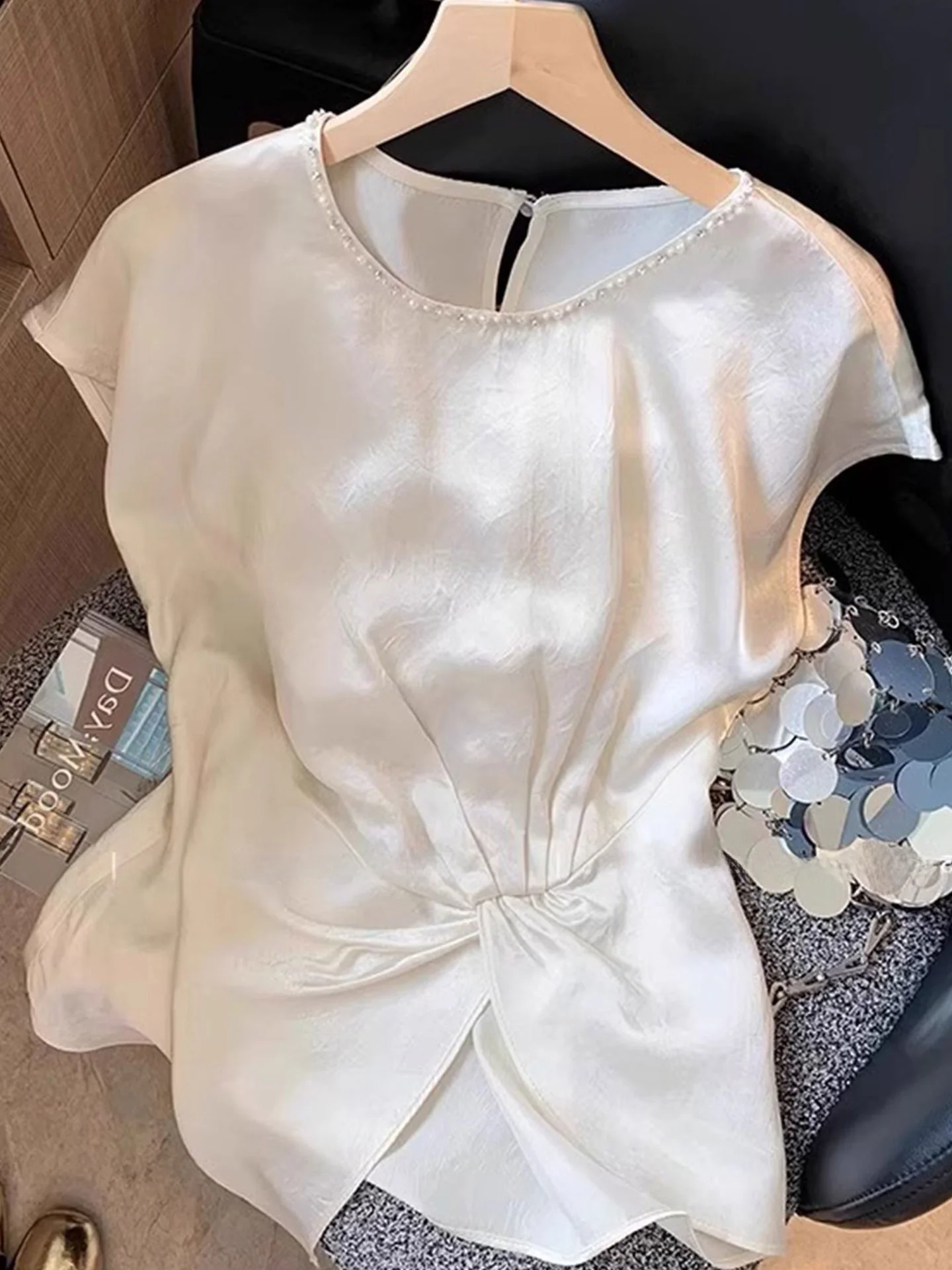 

Элегантный корейский шелковый топ с красивым складчатым подолом, коротким рукавом, богатой отделкой и узлом, из атласа, для женщин