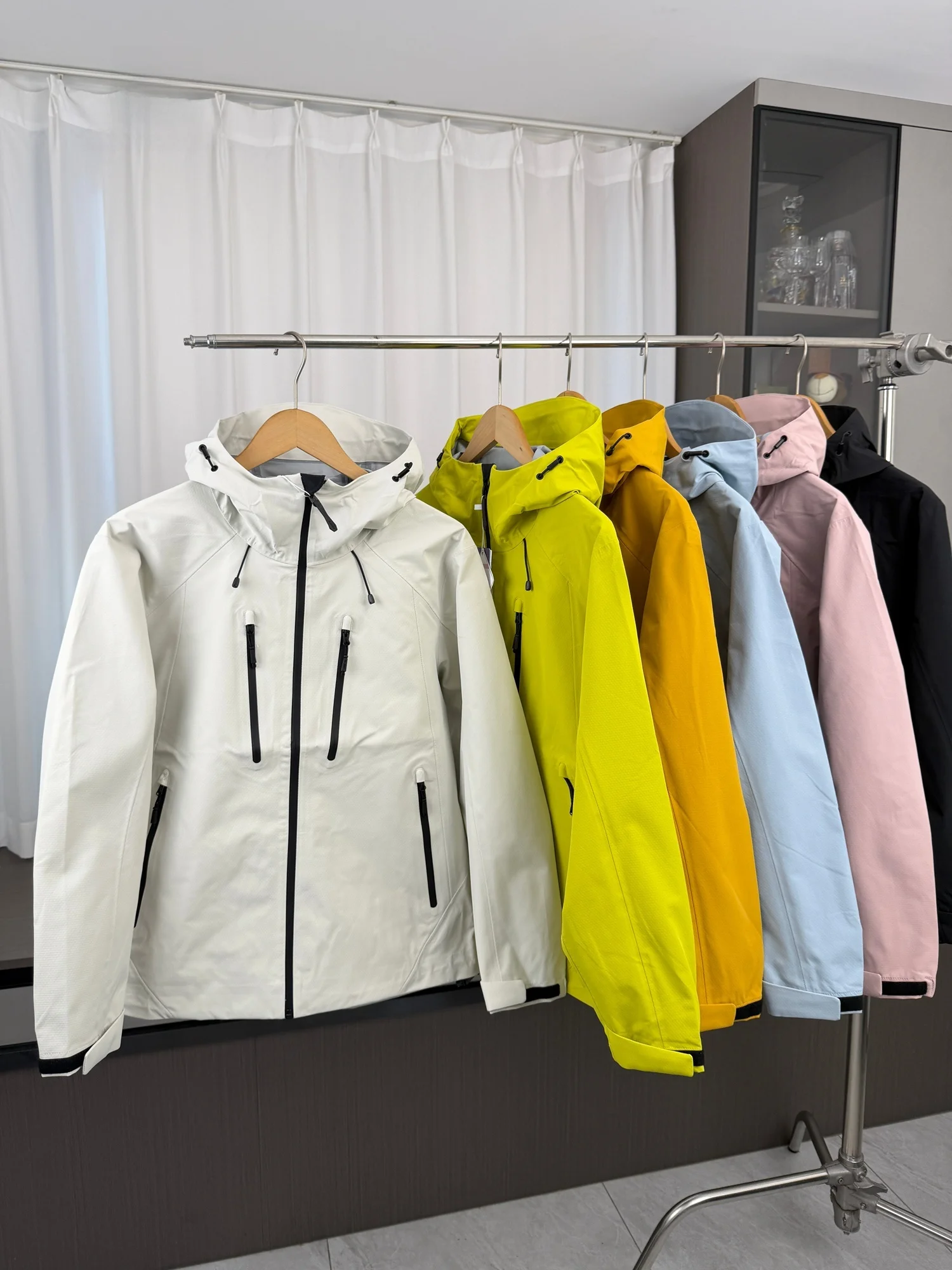 Outdoor Hardshell Rainproof Jacket with Hood for Men And Women Autumn Season All Weather Waterproof Zipper Closure Jacket