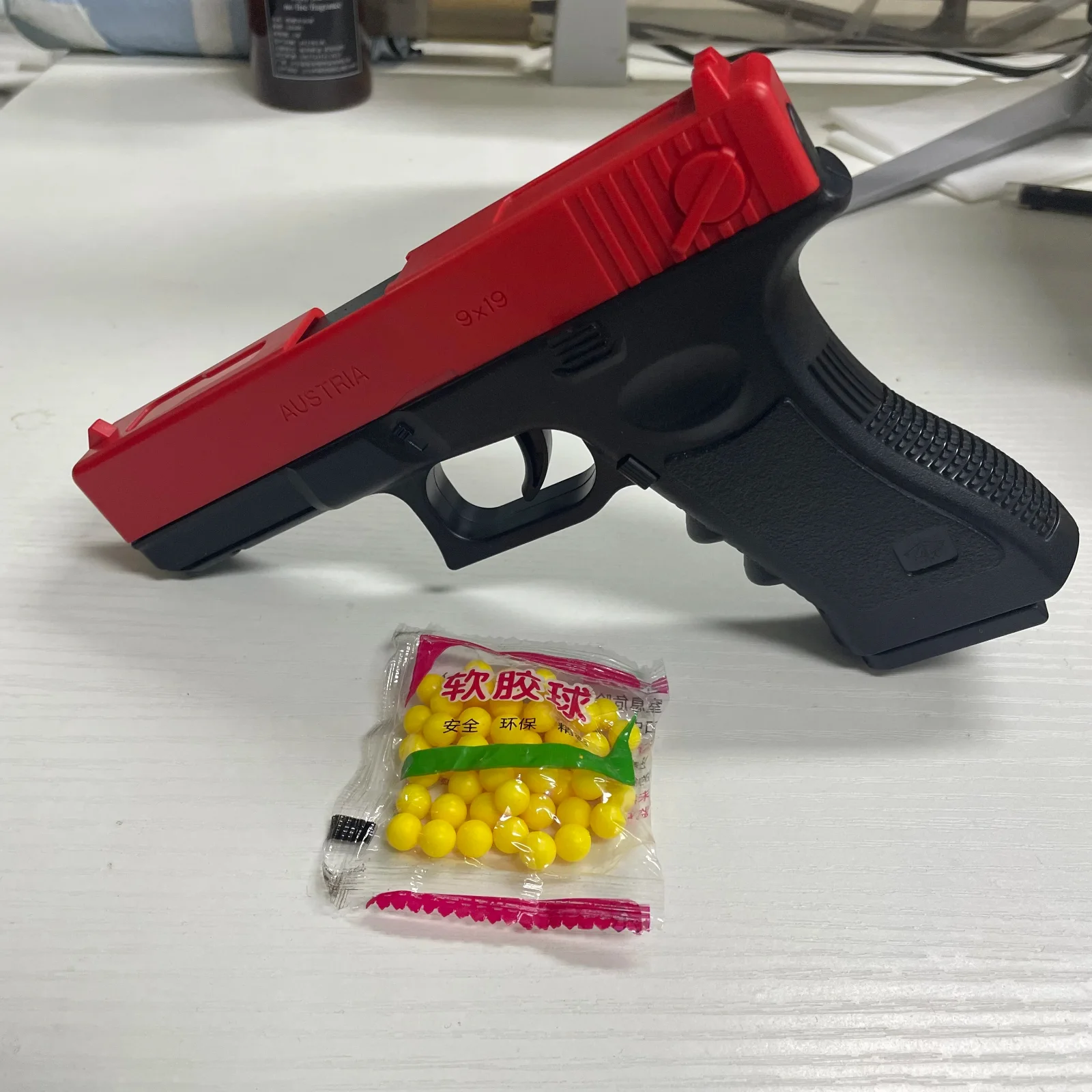 Pistola ad aria compressa morbida di alta qualità Manuale G17 Glock Pistola giocattolo Rivista inferiore Laser Sport all'aria aperta CS Gioco Armi Regalo per bambini