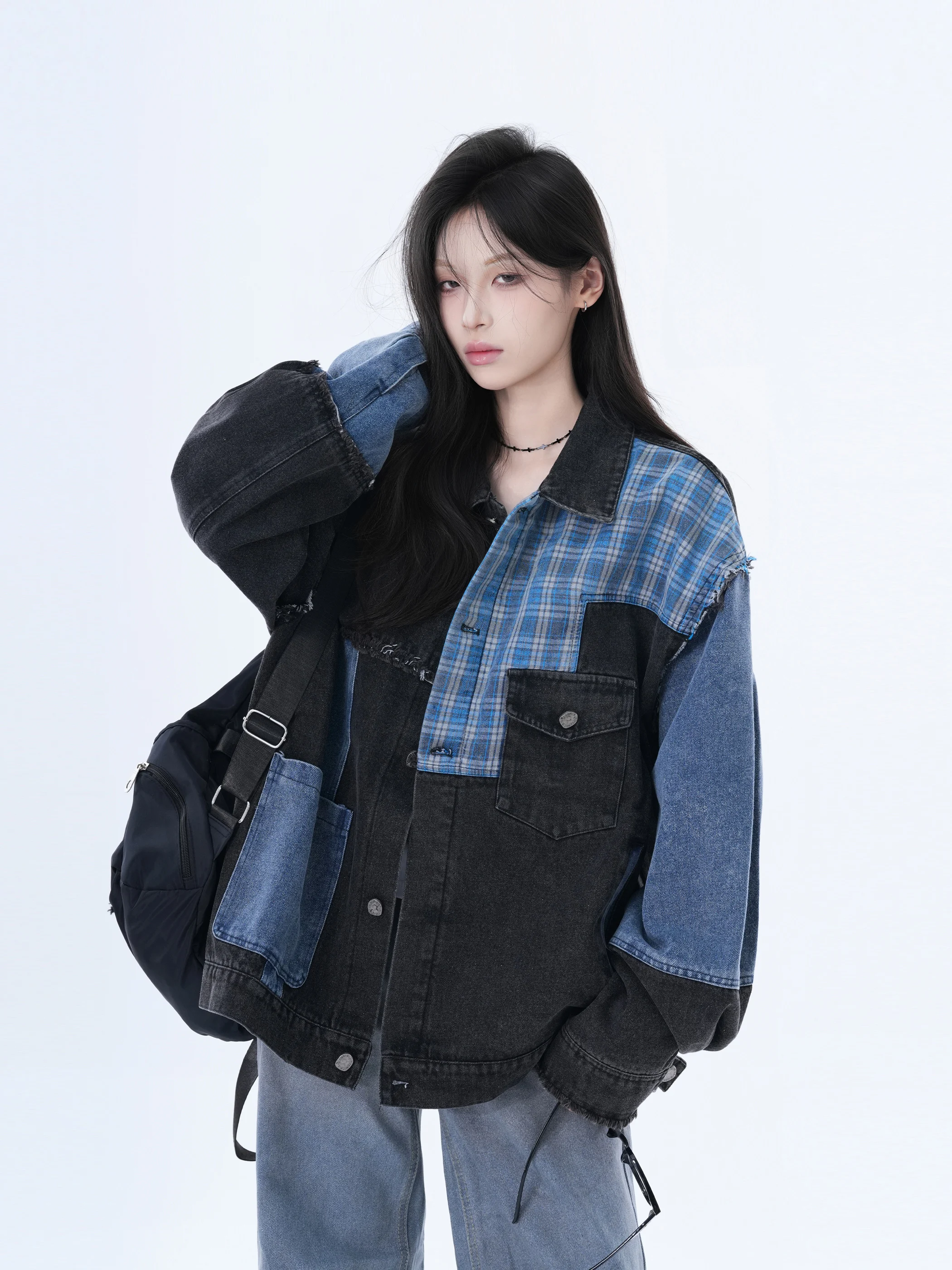 

Американский ретро-дизайн в стиле пэчворк: свободные женские джинсы и куртка, уличный повседневный стиль, модная верхняя одежда, нейтральный прямой крой.