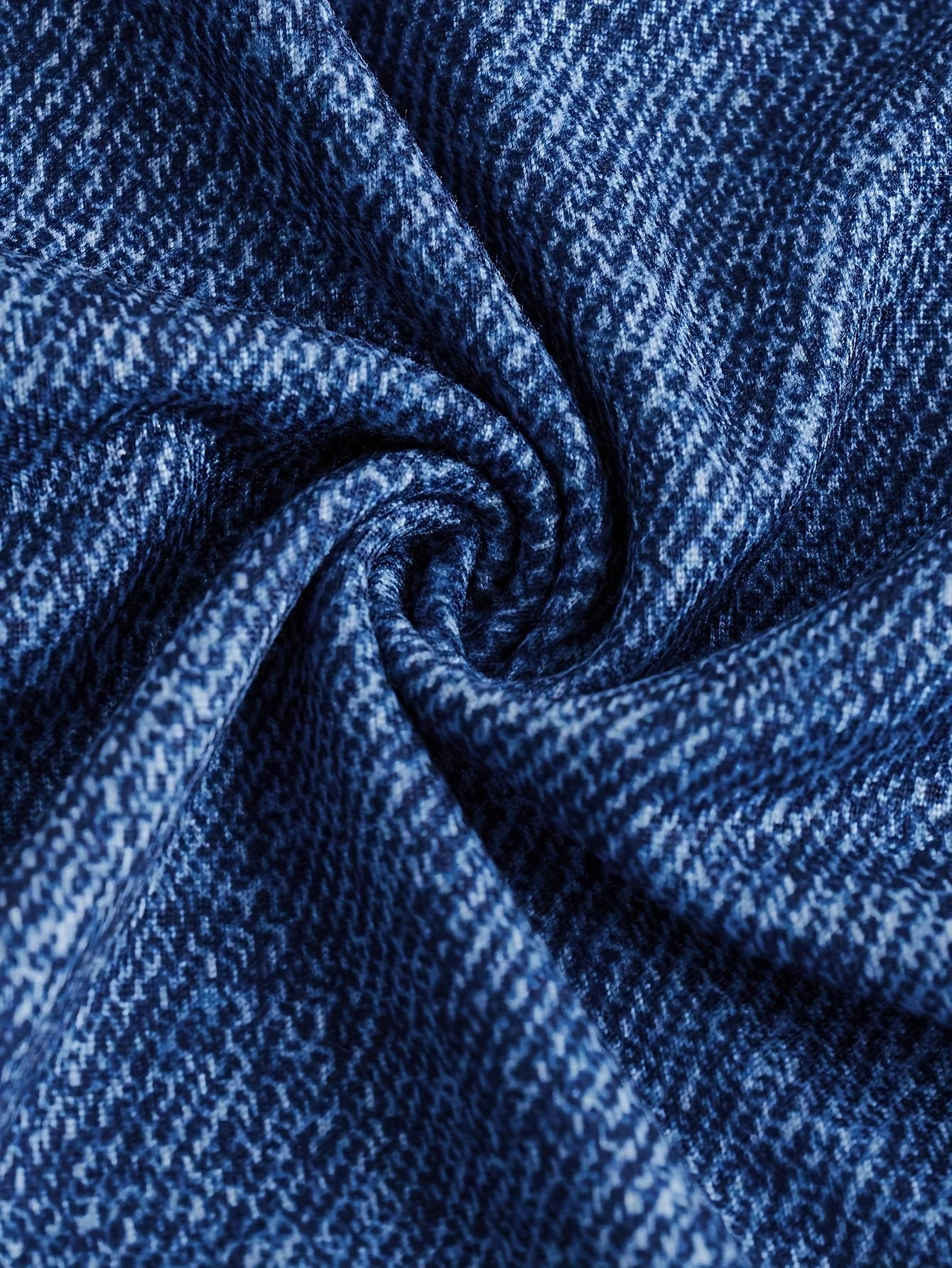 Sommerliches, europäisch-amerikanisches, heiß begehrtes, elegantes, vollflächig bedrucktes Damenkleid im Alltags- und Pendlerstil. – Detail 5