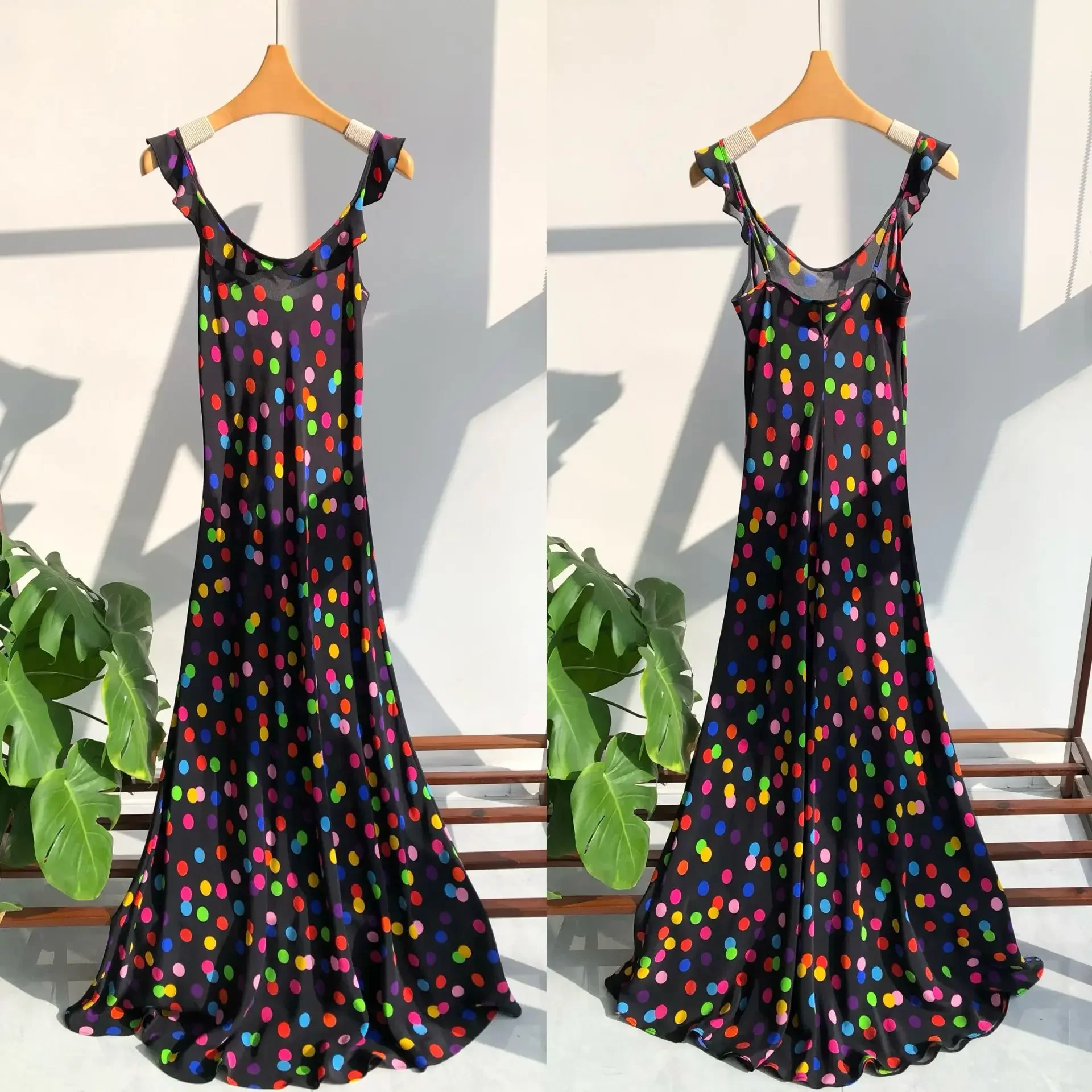 منقطة ملونة، حرير قطري مطبوع فرنسيًا، أكمام طائرة صغيرة، فستان بحاشية كبيرة، فستان طويل أنيق بحمالات