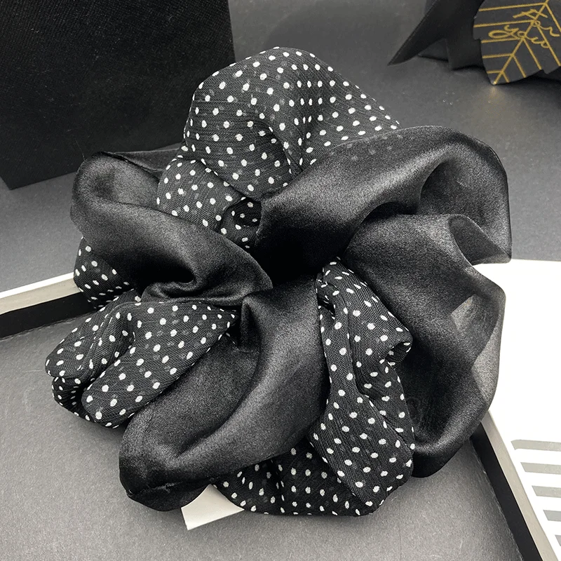 Diadema coreana de diseño de alta gama con puntas onduladas y puntitos, ideal para moños de bailarina y coletas bajas.