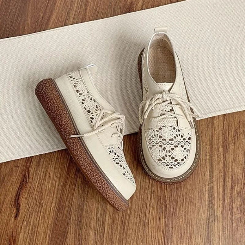 صنادل أرضية نسائية صيفية لعام 2025 صنادل بتصميم شبكي ناعم قابلة للتنفس مع نعل سميك نمط جديد أحذية خارجية غير رسمية