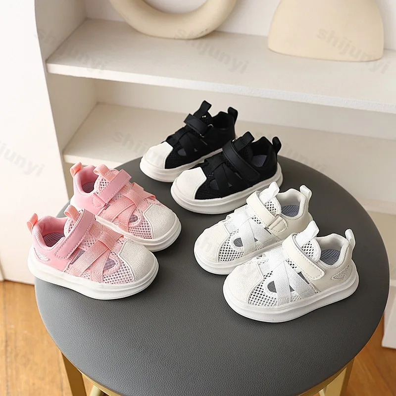 

Лето 2023, сетчатые полые дышащие повседневные сандалии для мальчиков, детские модные уличные удобные спортивные кроссовки на мягкой подошве на плоской подошве