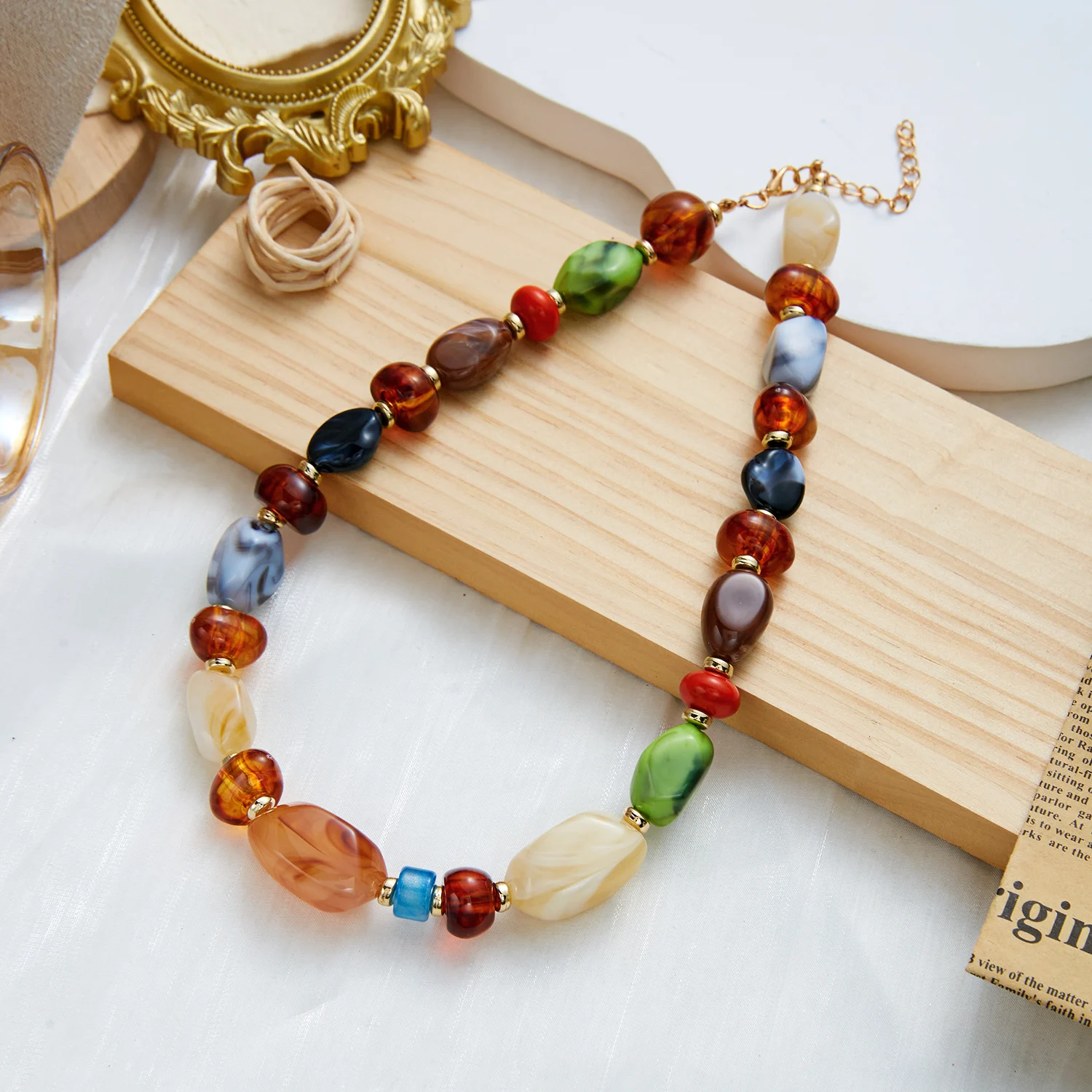 Colar choker boho de contas de resina colorida com pingente de coração - foto 8