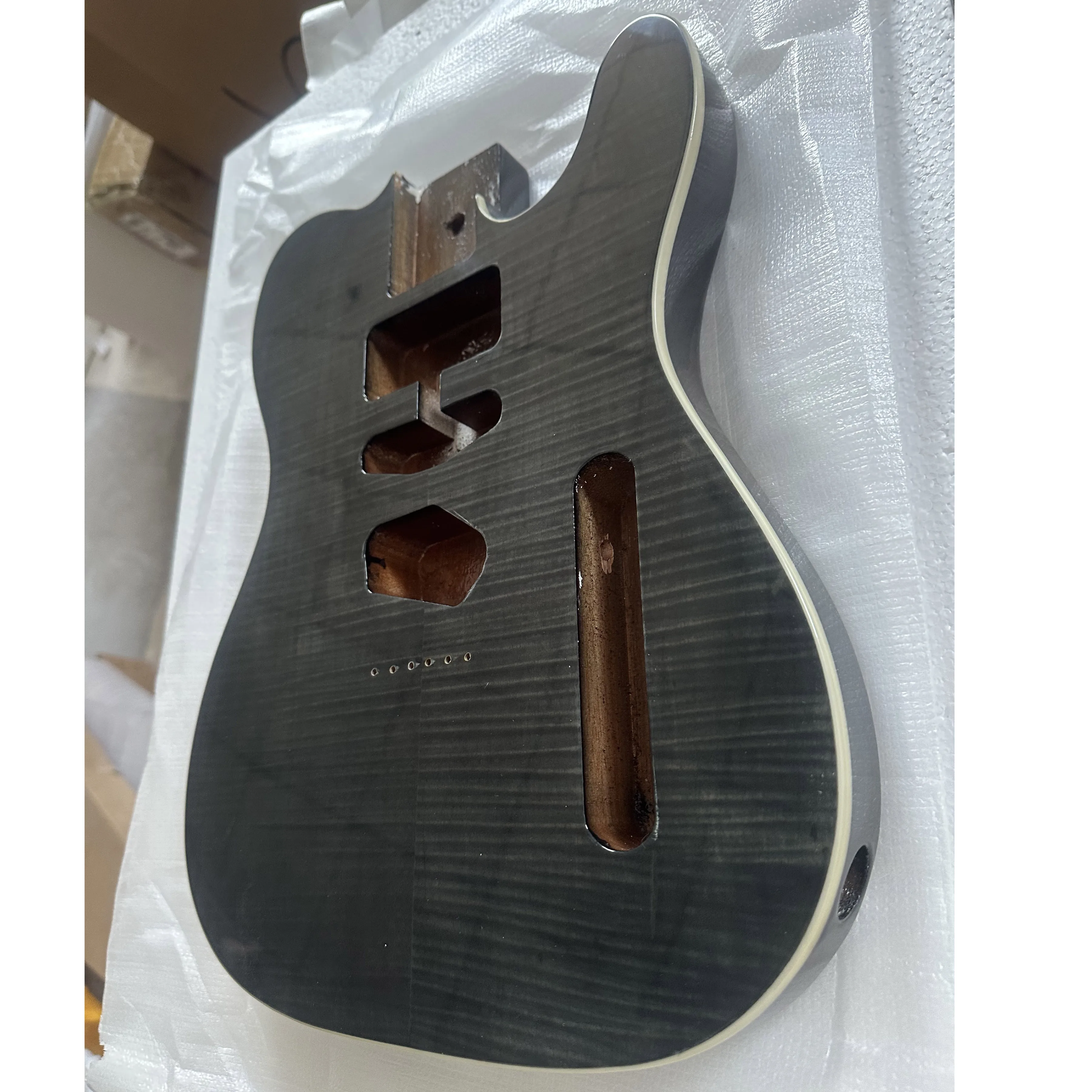 

Vintage Mahogany Wood Guitar Body Flam Maple Veneer, Unfinished Gloss Finished for Luthier, DIY Part,Slate Defective 5.6cm Heel