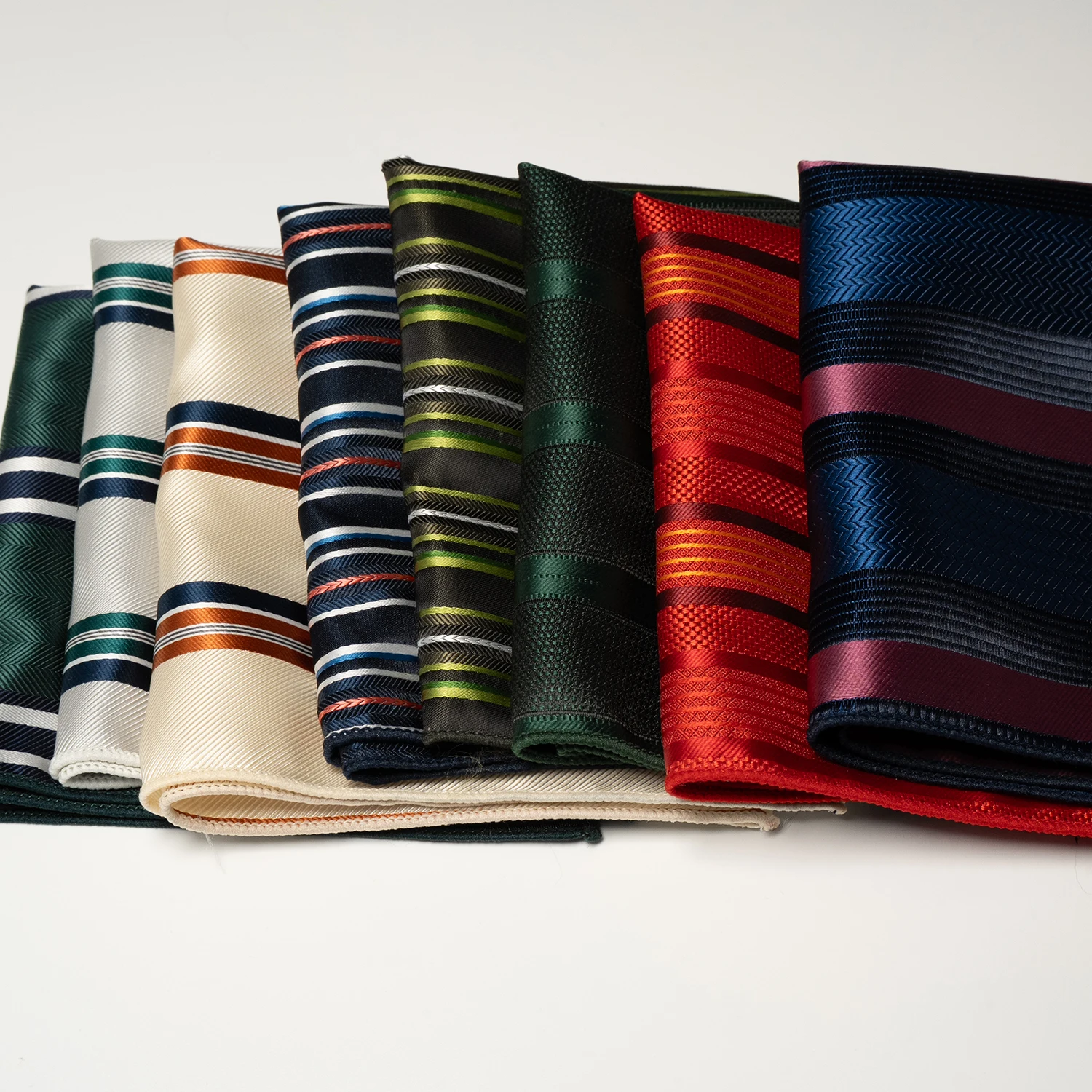 4er-Set klassische Herren-Einstecktücher mit Paisley- und Streifenmuster – Anzug- und Hemd-Accessoires für Hochzeiten und Partys, Marineblau und Rot – Detail 1