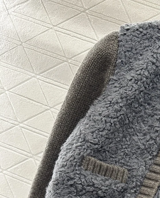 Chaqueta de plumón tejida con empalme de lana de peluche esponjoso 3D para mujer nueva moda de invierno