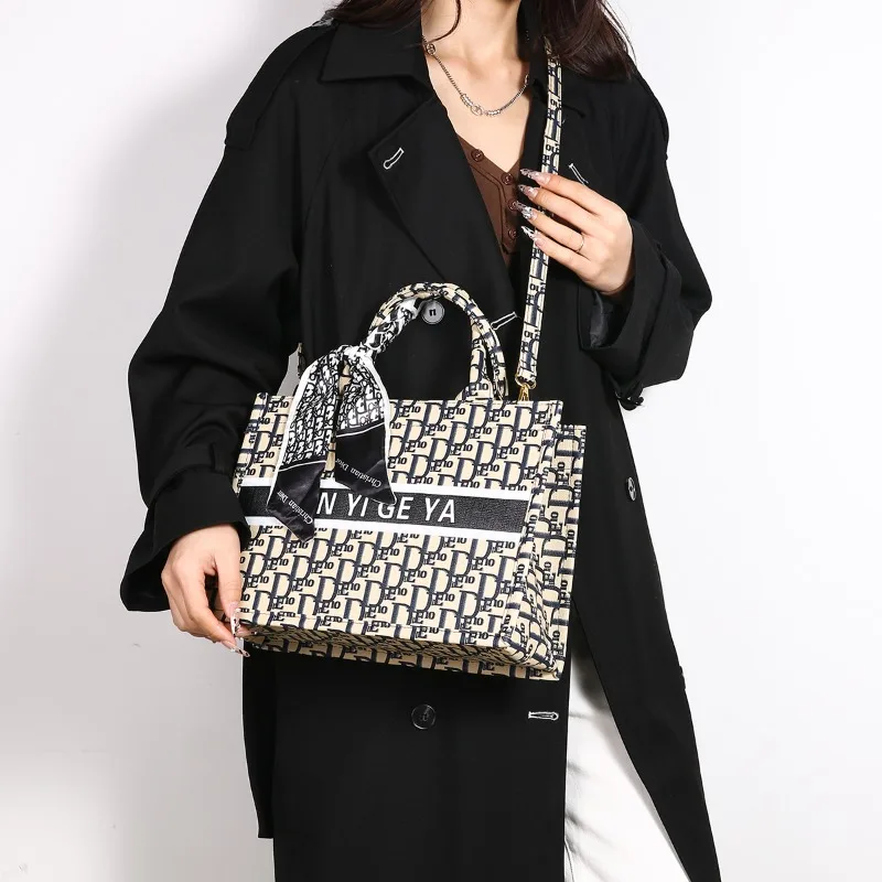 حقيبة يد جلدية أنيقة كلاسيكية مشهورة من العلامة التجارية الفاخرة للنساء حقيبة ساعي البريد للسيدات تصميم واسع