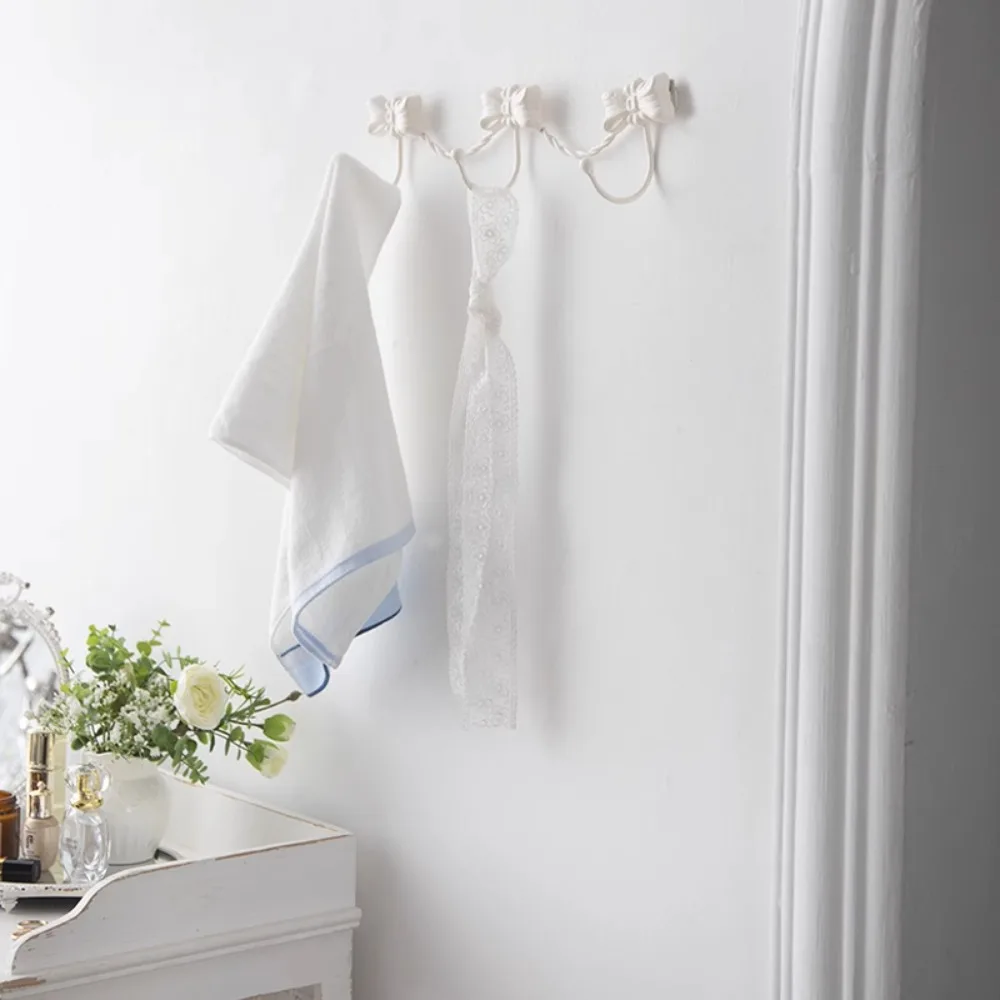 You can hook a row of clothes and clothes behind the door and hang them on the wall in a retro way to make the entrance porch on