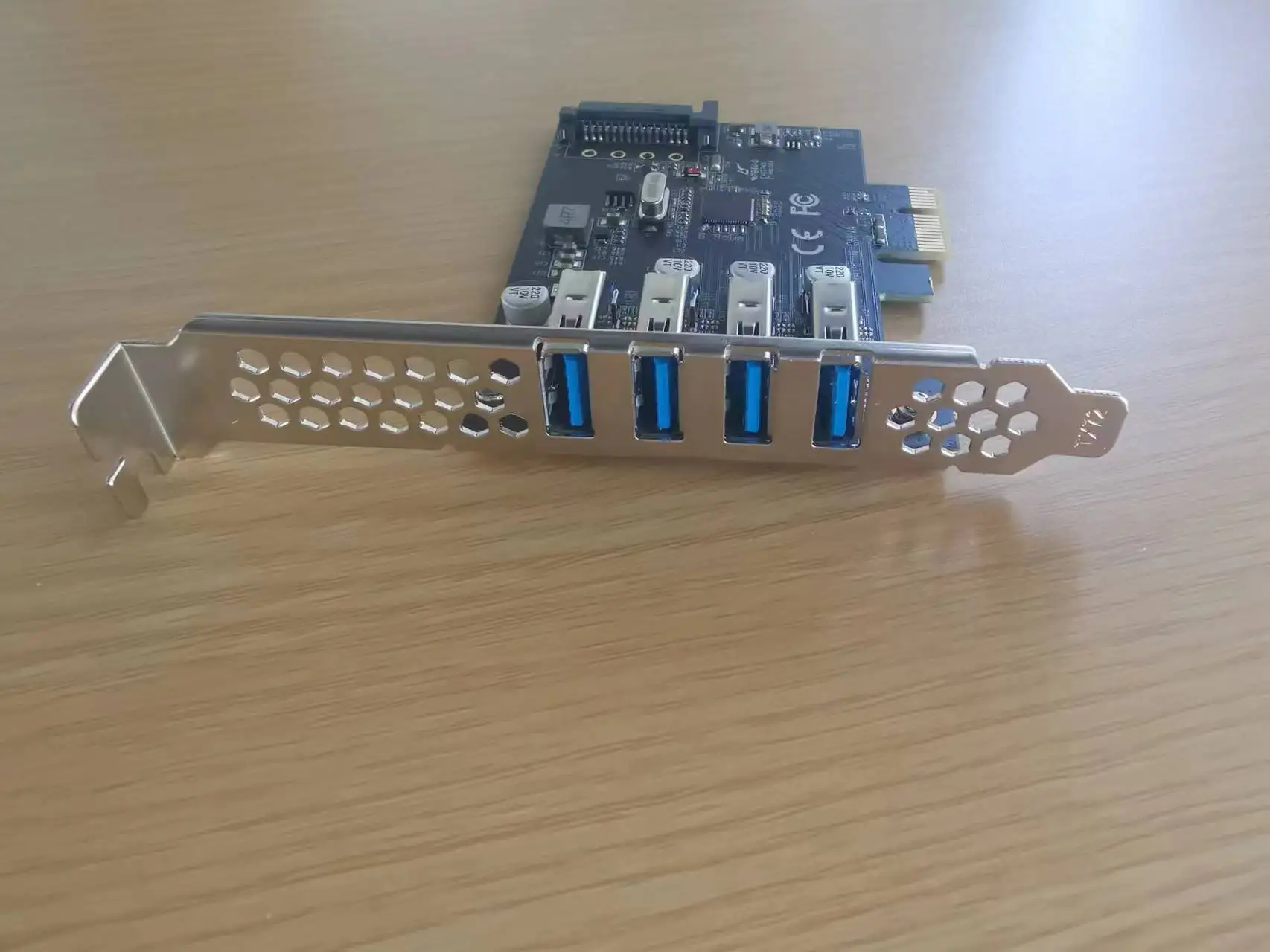 อะแดปเตอร์ขยายการ์ดฮับ PCIE เป็น 4 พอร์ต USB3.0 สำหรับเดสก์ท็อปพร้อมการ์ดอะแดปเตอร์พลังงาน SATA 15 พิน 5Gbps