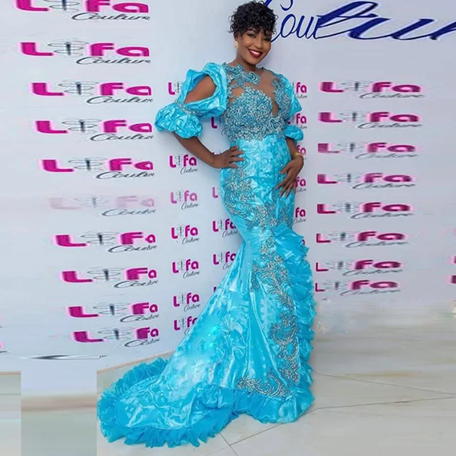 ชุดราตรีลูกไม้ปักเลื่อมแขนสั้นแต่งระบายชายกระโปรงยาวแบบหางปลาสีน้ำเงินสำหรับงานเลี้ยงหรืองานพรอม