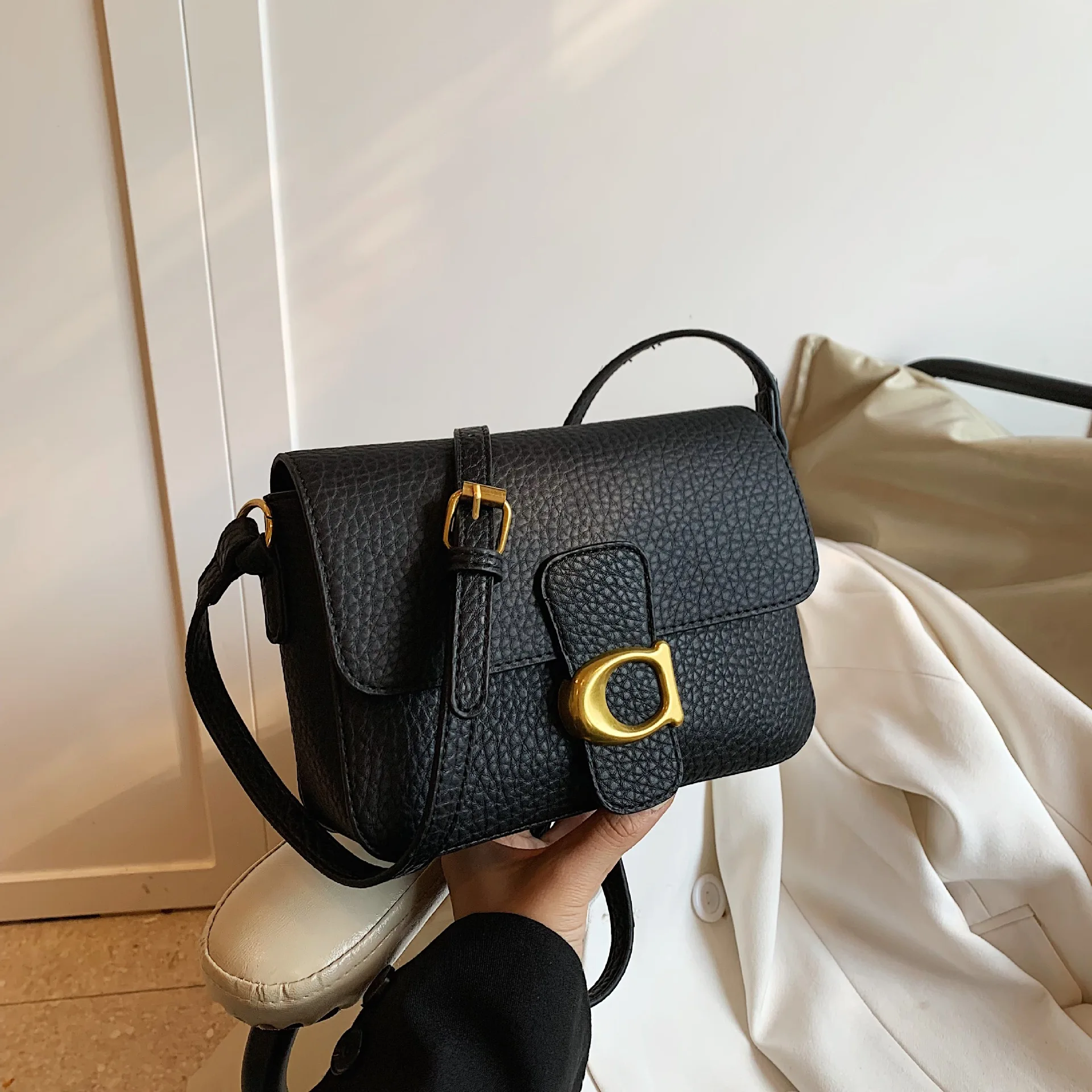 

2025 Fashion Texture Oil Wax Leather Bag - Women's New Small Square, Niche High-End Shoulder Messenger