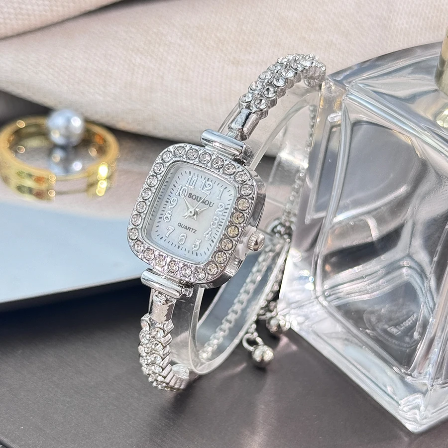 The new ladies' small square watch features a double-row diamond bracelet and Arabic numerals fashionable quartz watch