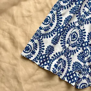 Romper çiçek baskı ile bir cinched bel için bir kadın, bu rahat giyim ve tatil için mükemmel, hem eğlence ve romantik için uygundur, vakum, mavi-ve-beyaz 8 en çok satan, elbise, çiçekler, mavi no. 2