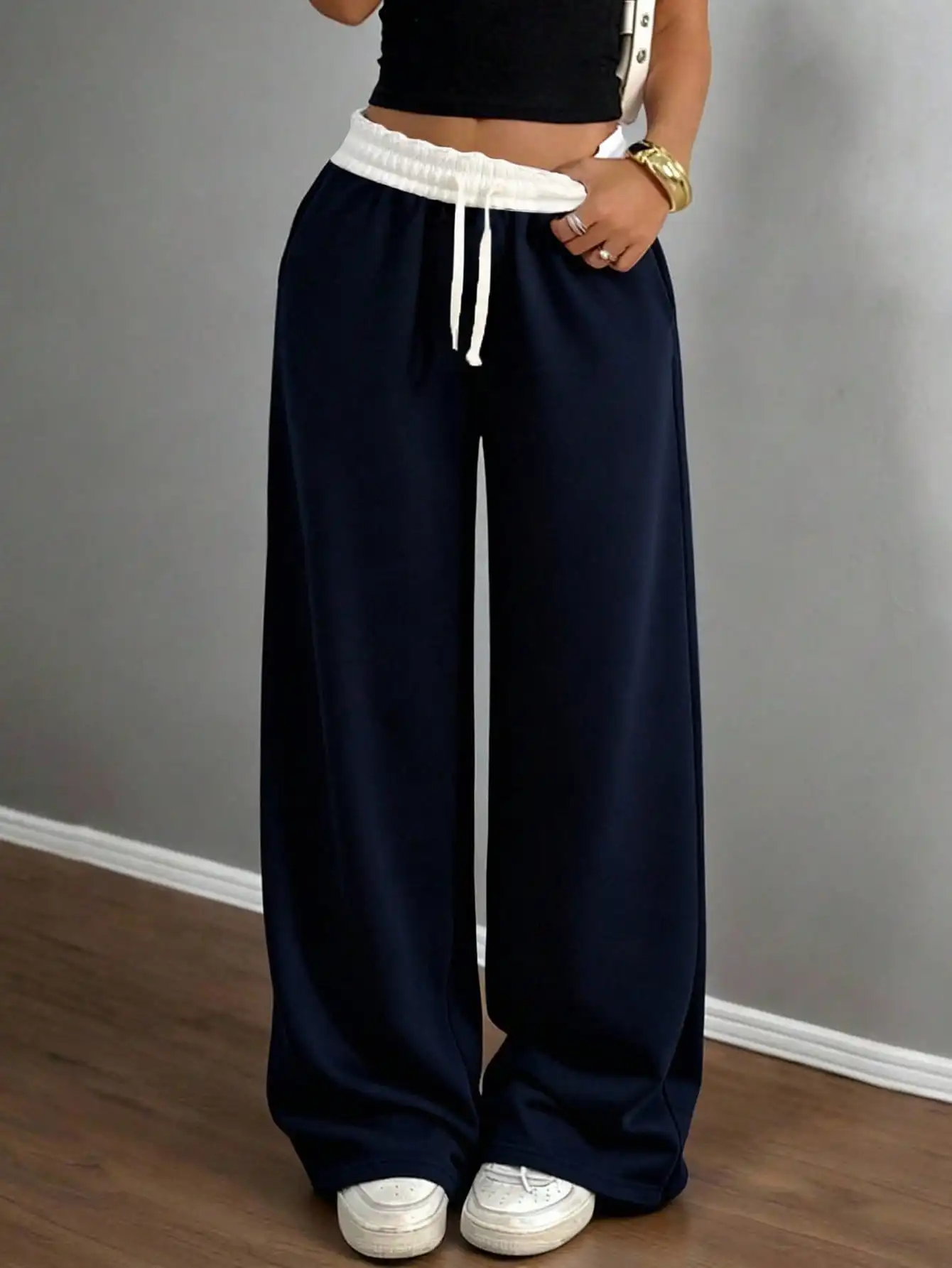 

Темно-синие свободные широкие спортивные брюки с белой эластичной резинкой на талии