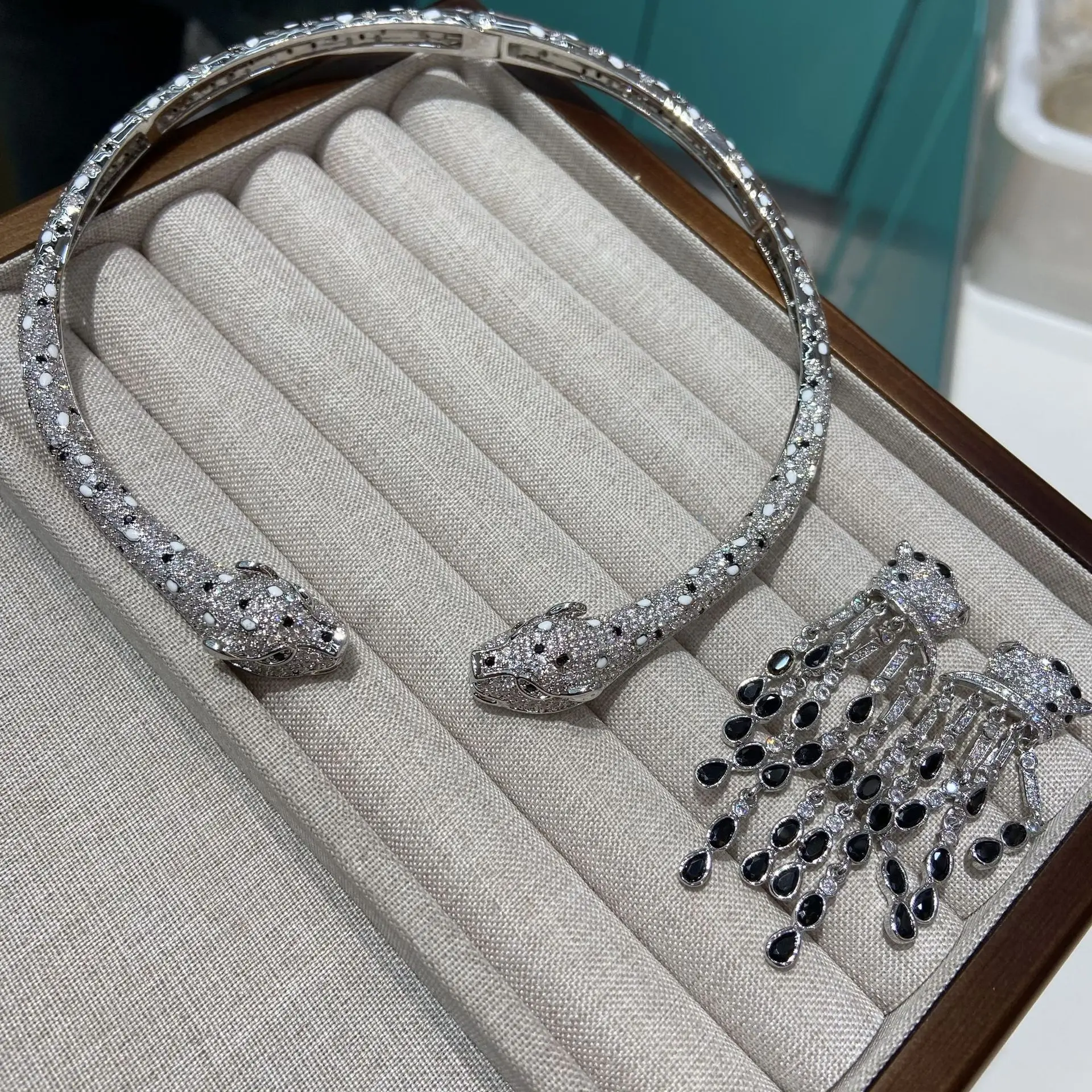 

2025 new collar, zircon inlaid leopard head necklace, tassel earrings fashionable light luxury set jewelry for women