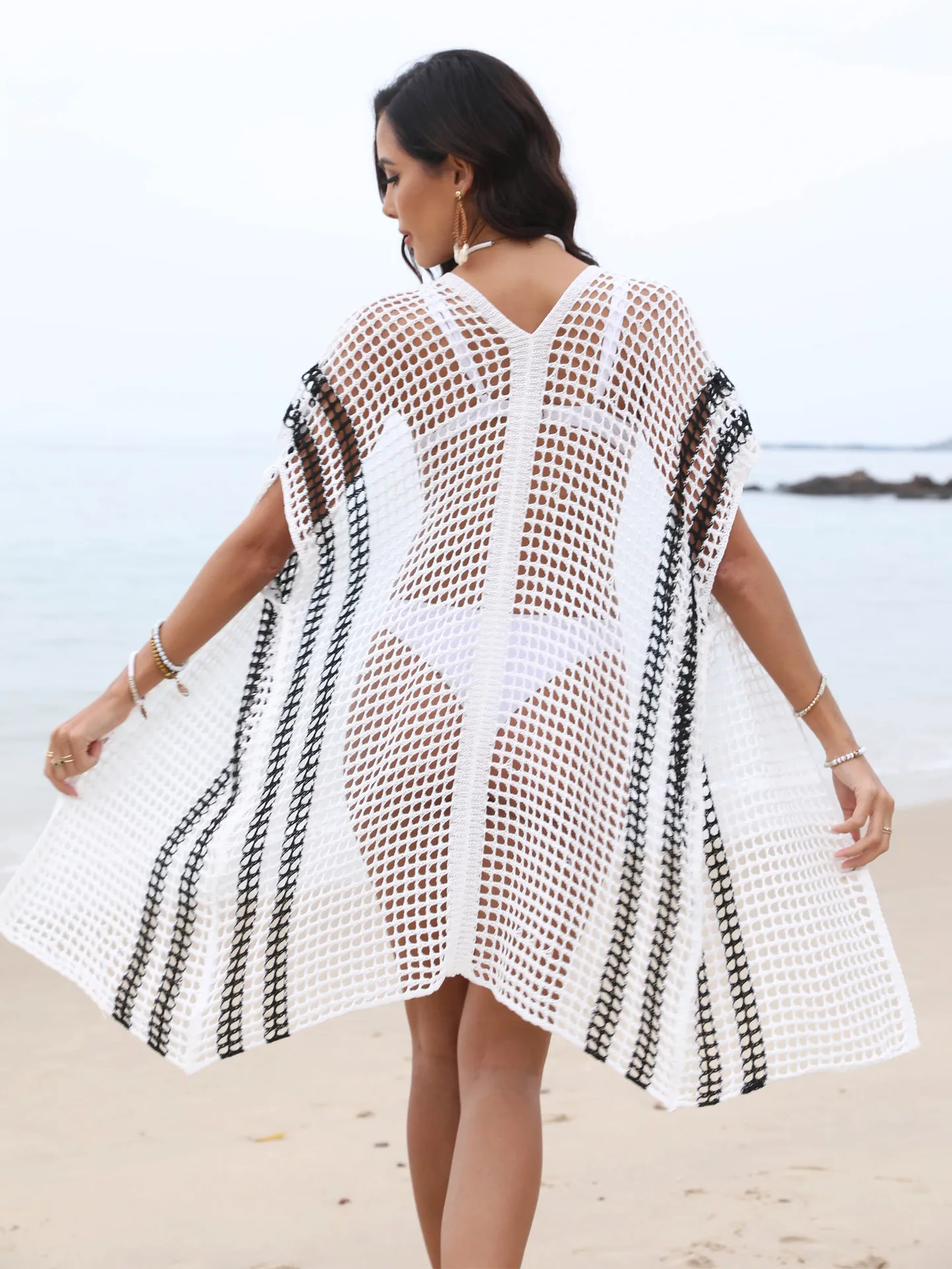 Abito da spiaggia lavorato a maglia da donna scavato patchwork bianco nero Cardigan sexy Copricostume da bagno da spiaggia