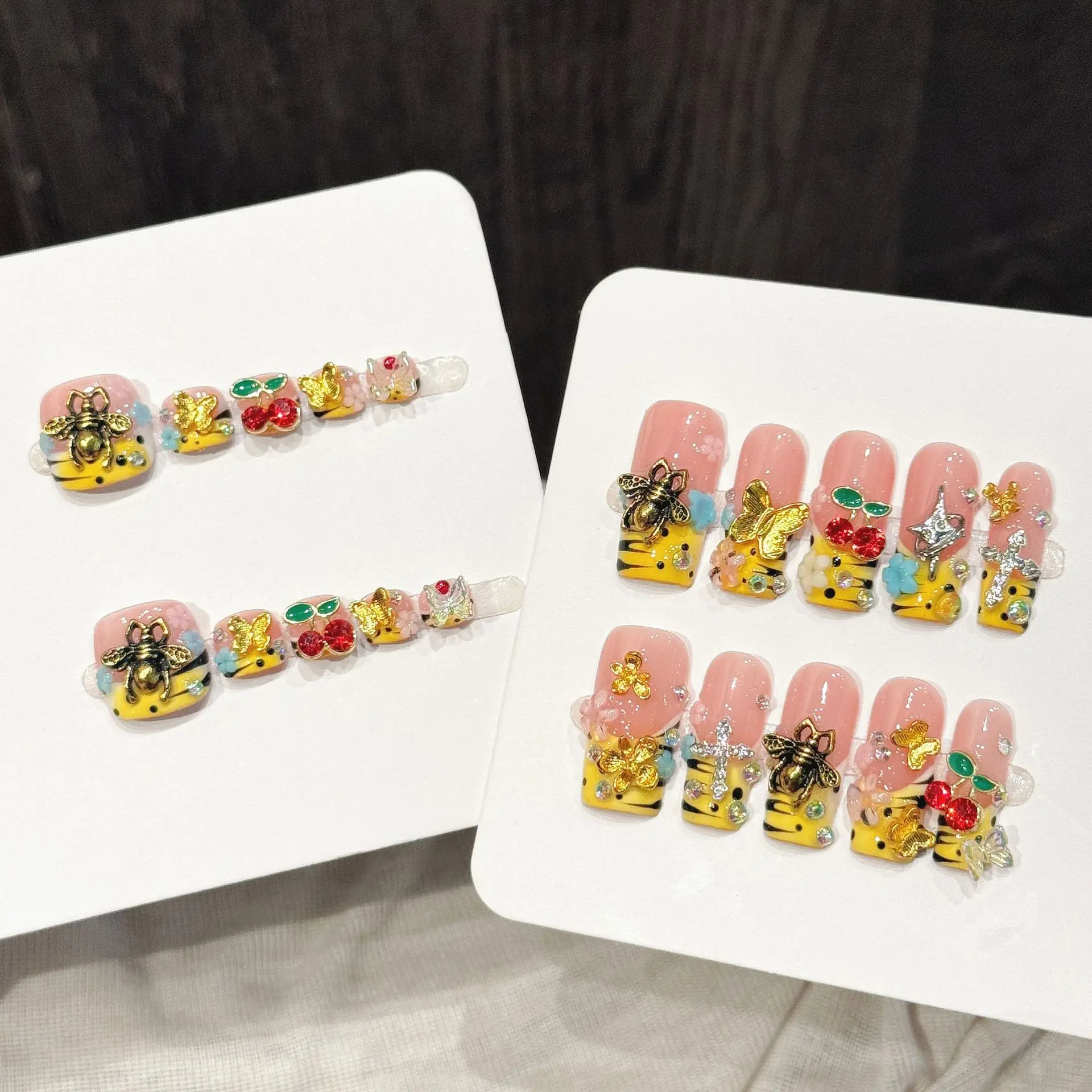 10 faux ongles carrés longs pressés à la main, magnifiques faux ongles luxueux avec motifs abeille jaune, papillon, diamant, cerise et croix, doux et tendance