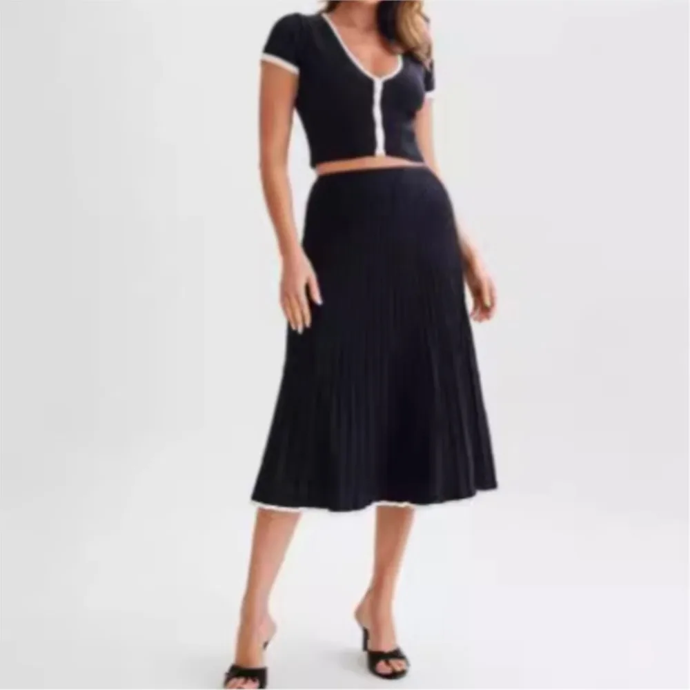 Set da 2 pezzi moda lavorata a maglia nera con scollo a V gonna a maniche corte donna nuova primavera autunno sottile elegante gonna da ufficio set femminile