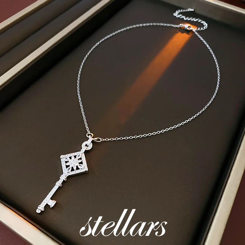 

Zircon Hollow Key Pendant Necklace, Minimalist Style Long Sweater Chain, Autumn and Winter High-End Women's Keychain Necklace