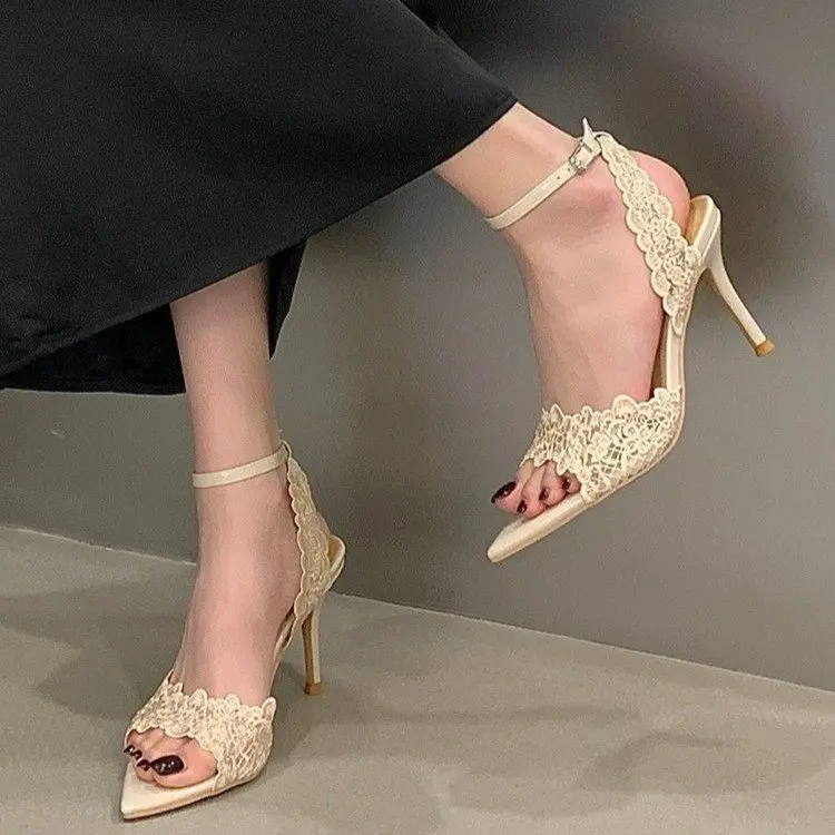 

Элегантные женские туфли на высоком каблуке с острым носком и кружевной отделкой, свадебные босоножки на шнуровке, дизайнерские женские туфли на высоком каблуке