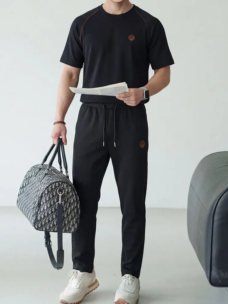 Conjunto de roupa esportiva casual moderna, leve e respirável, em modal, para homens, com camiseta bordada estilosa e calça c...