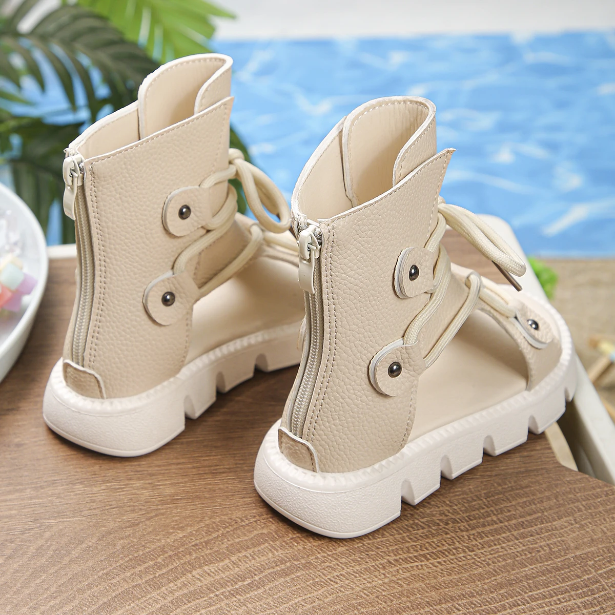 A Pair of Summer Fashion Girls' High-Top Studded Cross-Tie Decorative Flat Sandals