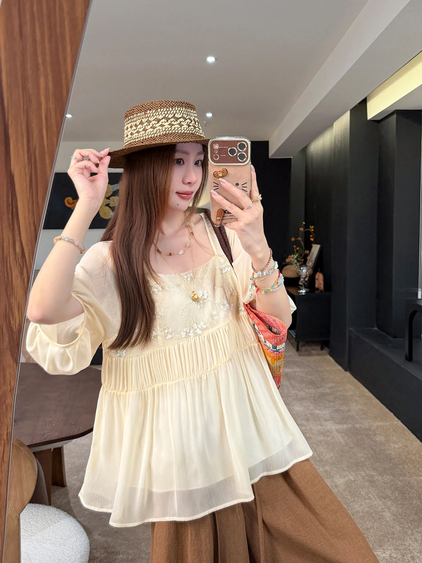 

Элегантная вышитая блузка-рубашка в корейском стиле с квадратным воротником, светло-бежевая, от Zhang Sheshi, прямого кроя, из полиэфирного волокна