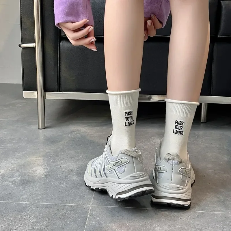 Damskie skarpetki z haftem w kształcie litery koreański styl Harajuku Streetwear skarpetki załogi damskie dorywczo jednokolorowe dziewczęce bawełniane luźne długie skarpetki — zdjęcie 5