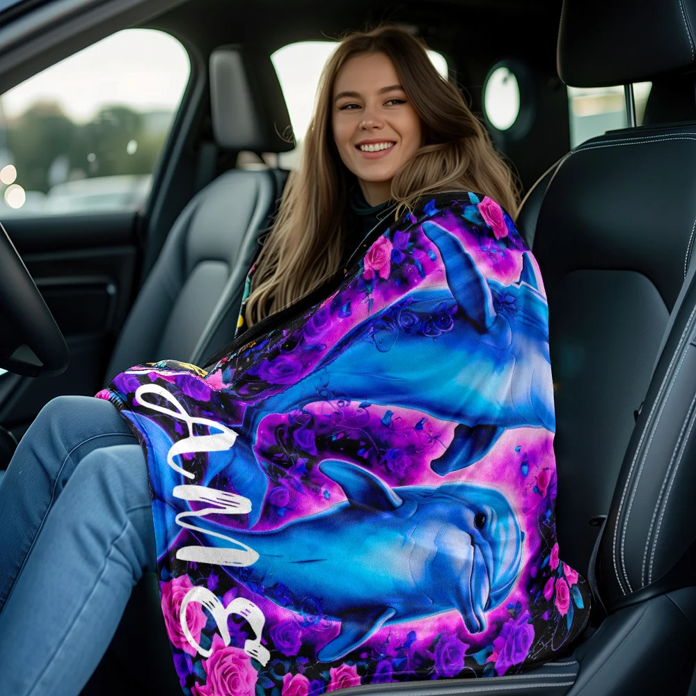 1 Stück personalisierte Flanell-Überwurfdecke mit Delfin und violetter Rose – reißfest, ganzjährig gestricktes Polyester,