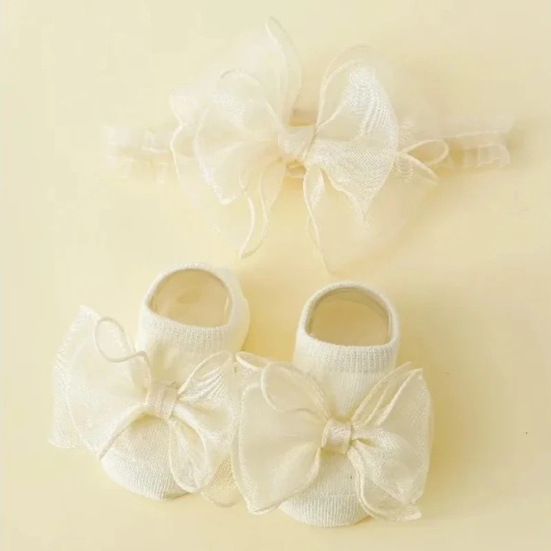 مجموعة مكونة من قطعتين: عصابة رأس على شكل فيونكة دانتيل للأطفال وجوارب قطنية غير قابلة للانزلاق، جوارب للفتيات حديثي الولادة مع عصابة رأس لإكسسوارات شعر الطفل