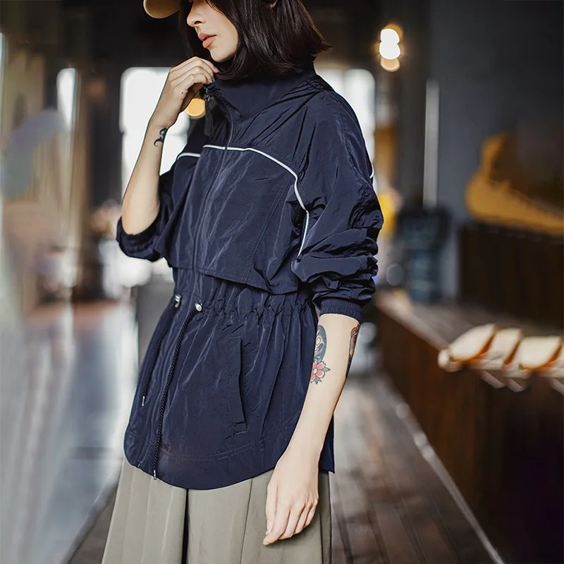 Damska lekka kurtka wiatrówka Maden z krótkim kołnierzem stójką, granatowa parka z kontrastowymi elementami i regulacją w talii, idealna na wiosnę i jesień.