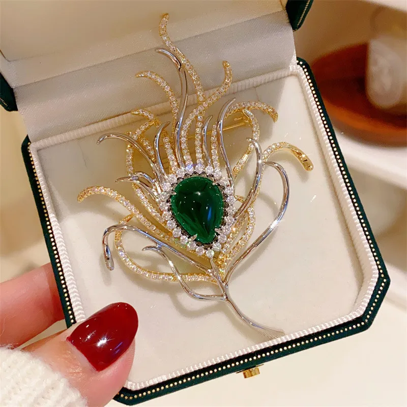 

CC Vintage Brooches Imitation Emerald Peacock Freather Shape Corsage High-end Cheongsam Pins Elegant Brooch Coat Pin Gift B147