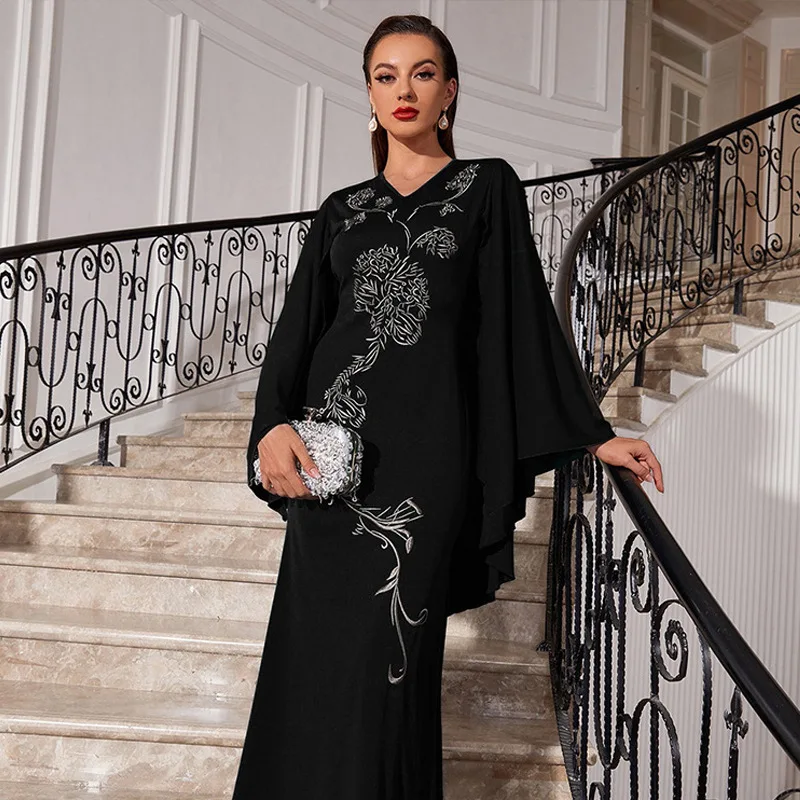 

Новинка 2025, мусульманское платье Абая для женщин, монохромная вышивка, v-образный вырез, рукав «летучая мышь», модная темпераментная оптовая продажа