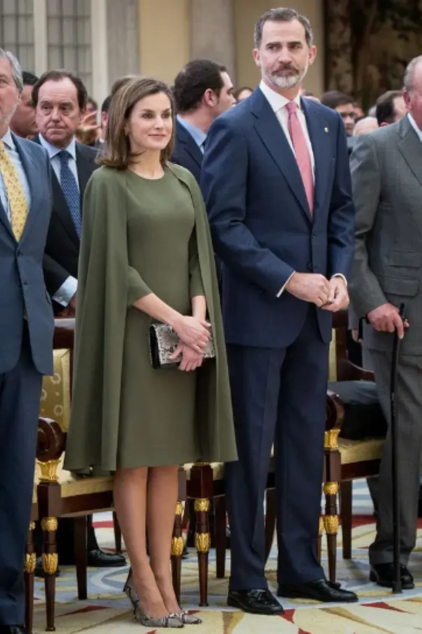 Oliwkowa impreza weselna celebrytka suknia wieczorowa proste vestido de madrinha eleganckie sukienki matki panny młodej z krótką peleryną na kolano