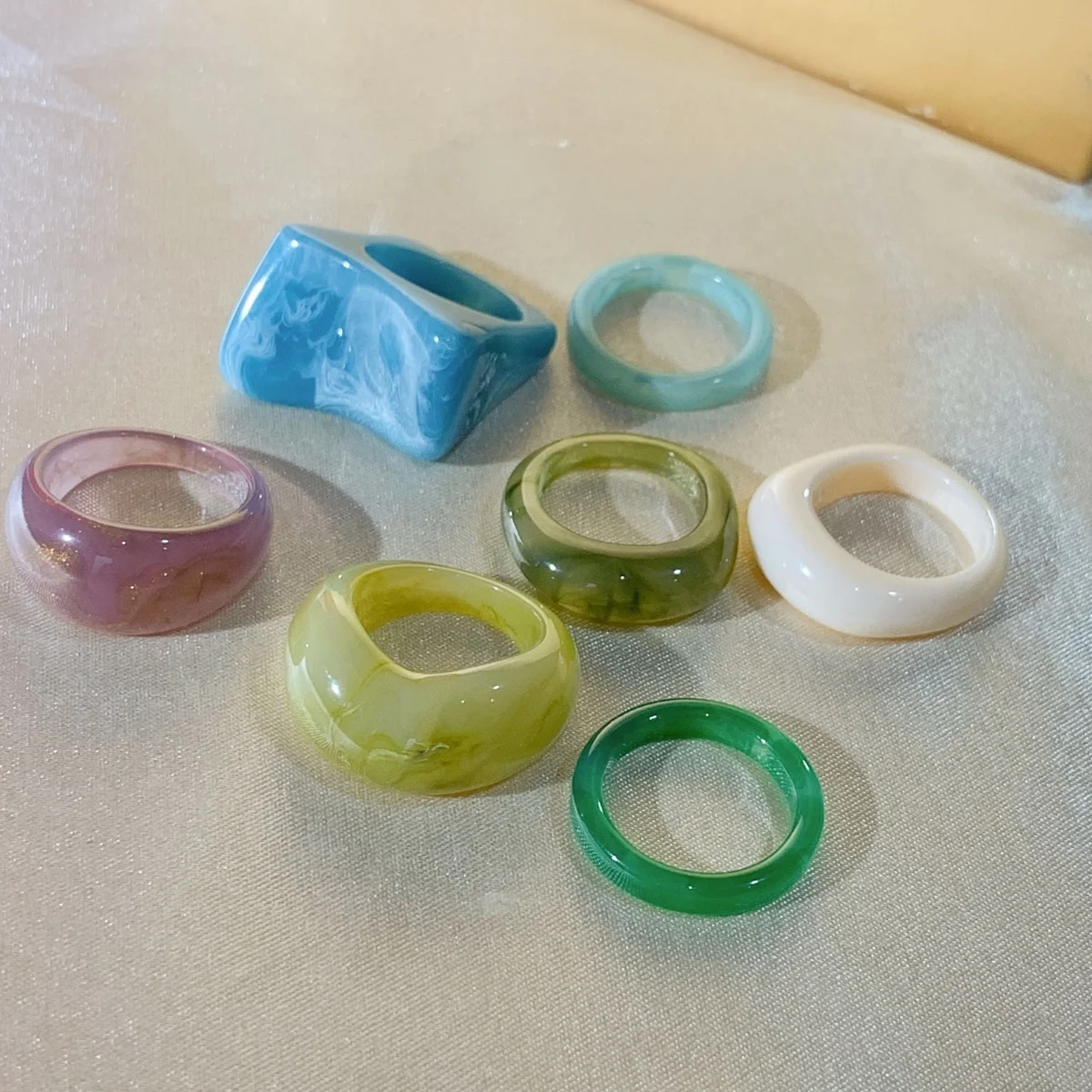 7-piece French minimalist resin ring set, often worn during festive occasions as a gift for girlfriends and friends
