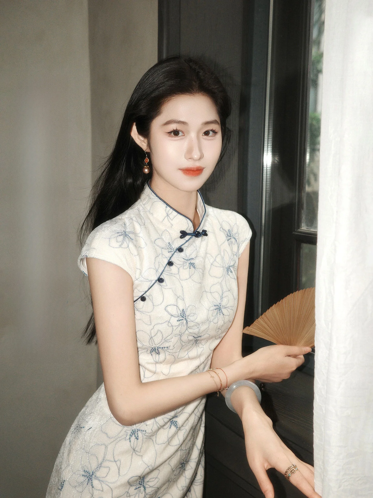 

Lingan Zhihe New Chinese Sle White Velvet Women's Early Spring Daily Wear Embroidered Dr Long Qipao