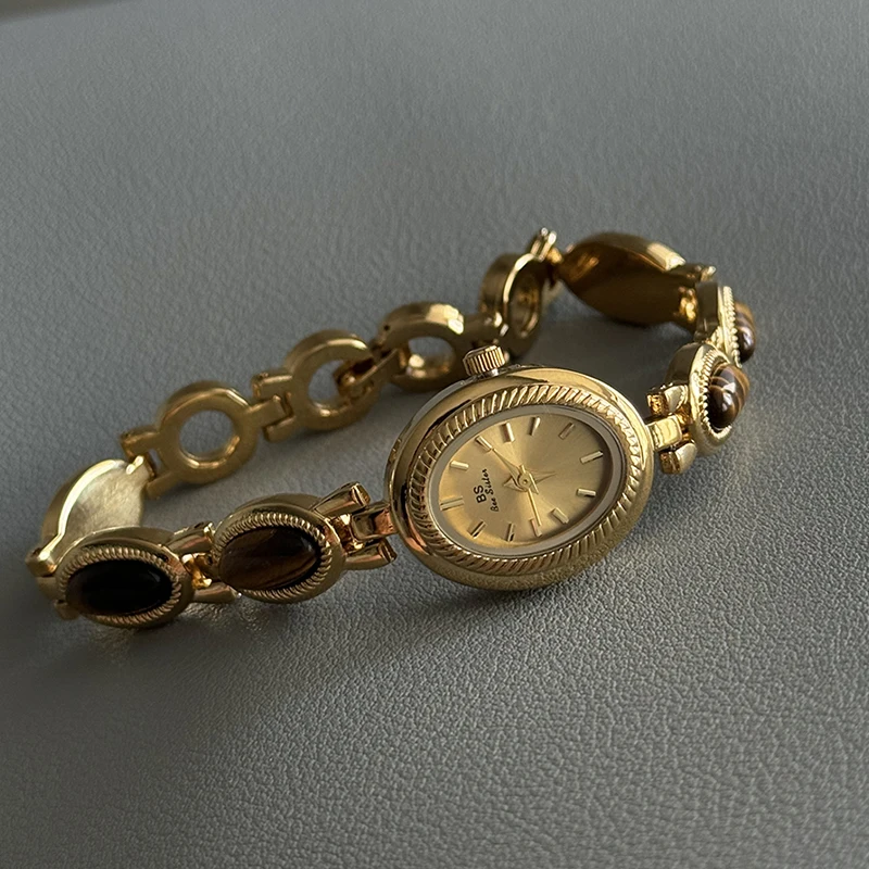 

Vintagestylewomen'swatch with chainlight luxurysmallgoldwatchwomen's light luxuryquartz watchwomen's stainless steel wristwatch.