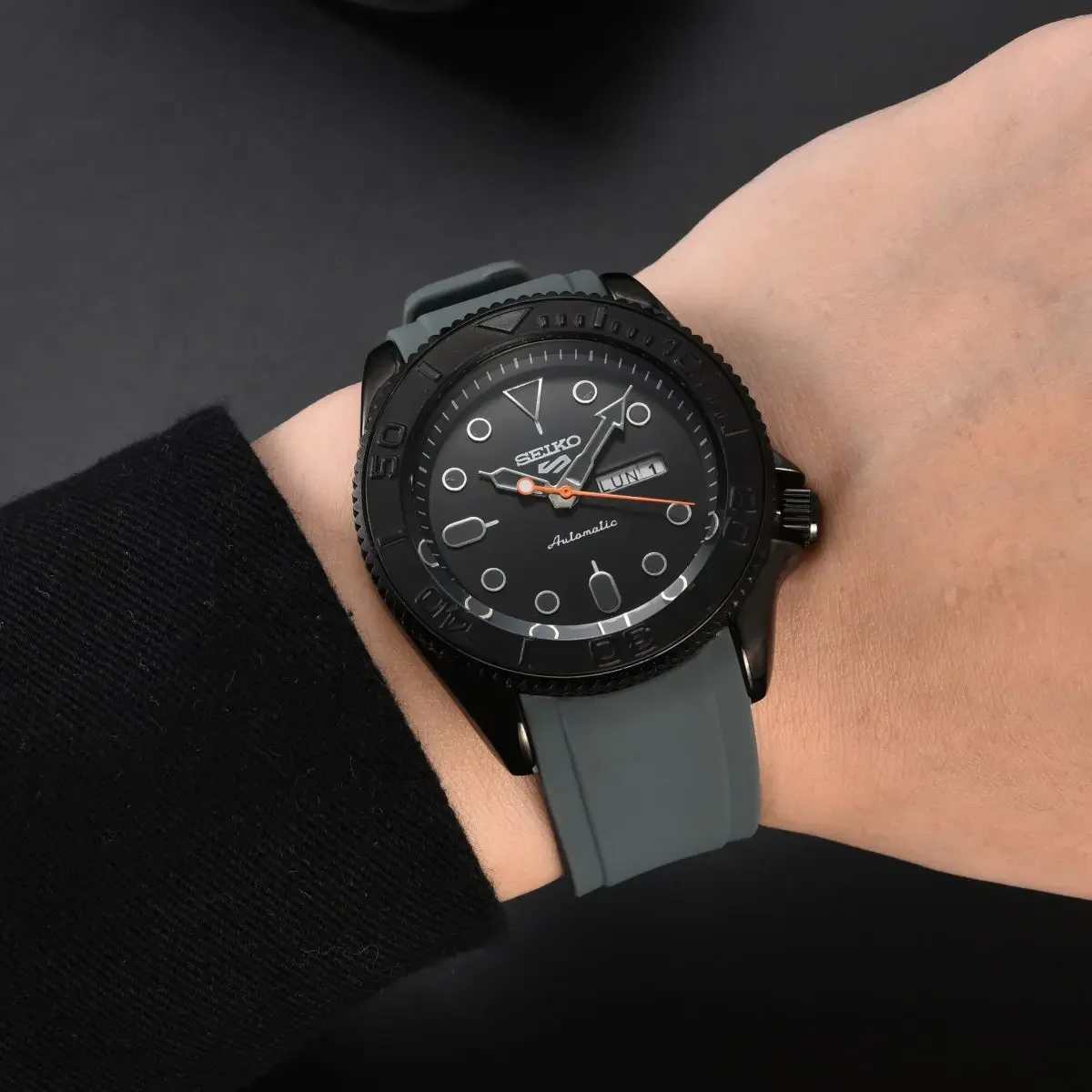 Fashion Casual Mens Quartz Watch Seiko Three-pin Dial  Designer Wristwatch for Male Sport Waterproof High Quality Silicone Strap