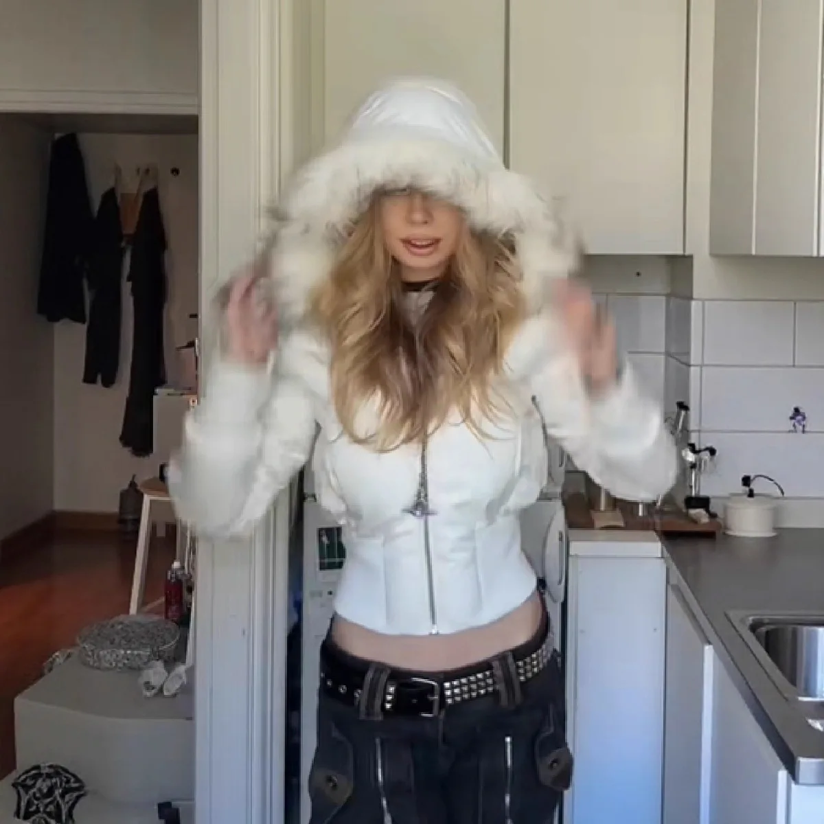 Women Short Coats Thick Warm Faux Fur Hooded Jackets Work Casual Full Sleeve Y2k Streetwear Elegant Solid Tight Waist Parkas