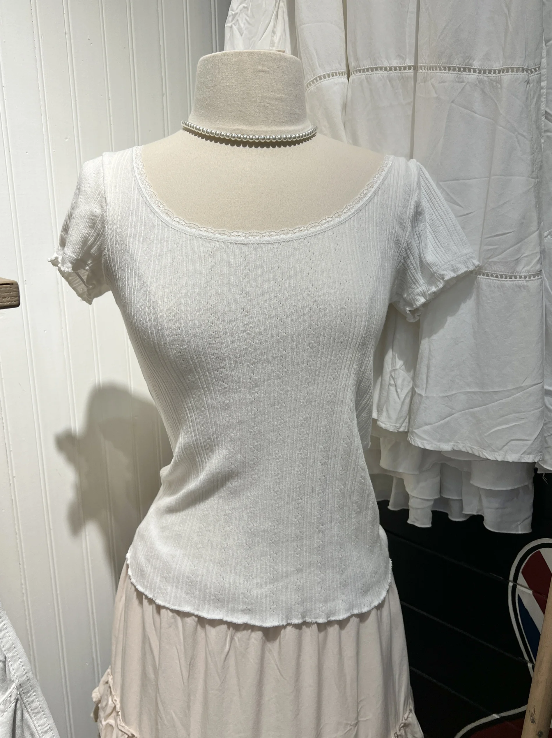 

Белая ушко, тонкая футболка с коротким рукавом, женская кружевная отделка, овальный вырез, грибковые футболки, летние милые повседневные простые базовые топы Y2k