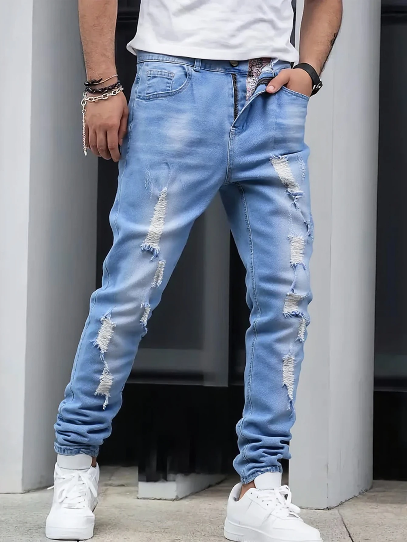 

Мужские потертые джинсы небесно-голубого цвета, с уникальным изношенным дизайном, приталенным кроем и модным стилем, легко создаваемым крутым носком.