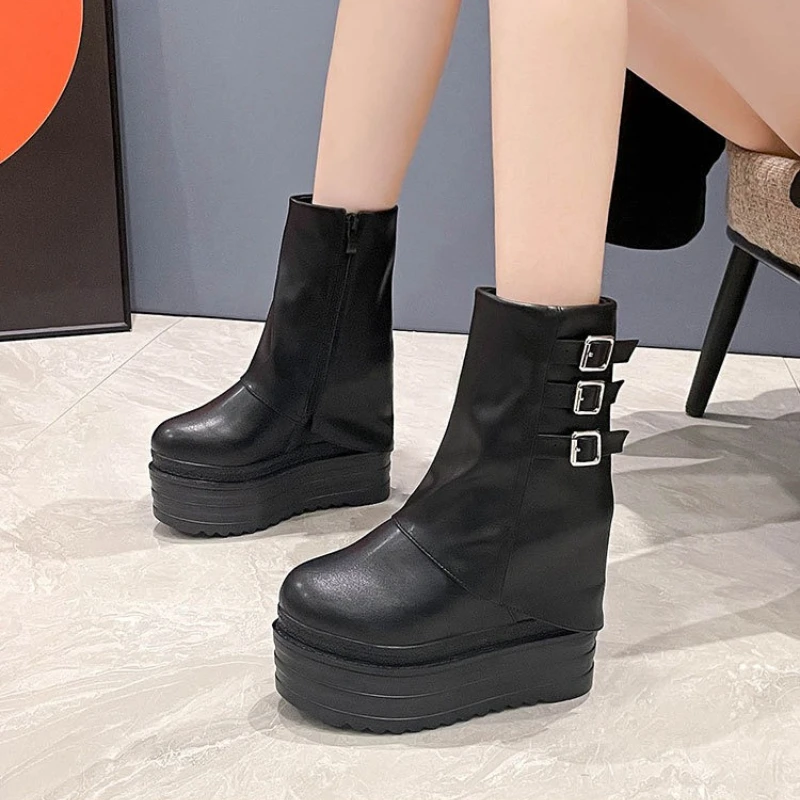2025 الخريف الشتاء أحذية بوت قصيرة للسيدات 13 سنتيمتر الارتفاع زيادة كعب أحذية الشارع سلسلة أحذية نسائية عصرية أحذية قابلة للطي