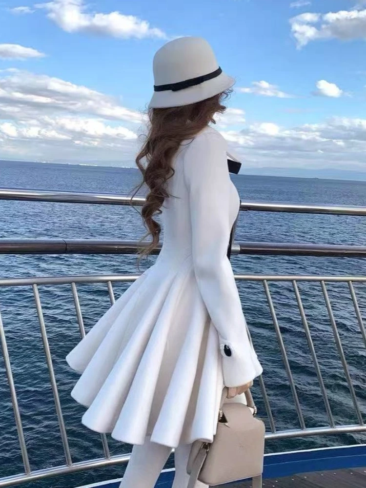 Płaszcz wełniany damski w stylu francuskim z kokardą, nowy, zimowy, elegancki, wyszczuplający płaszcz wełniany w stylu Hepburn, modny projekt na imprezę, odzież 2025